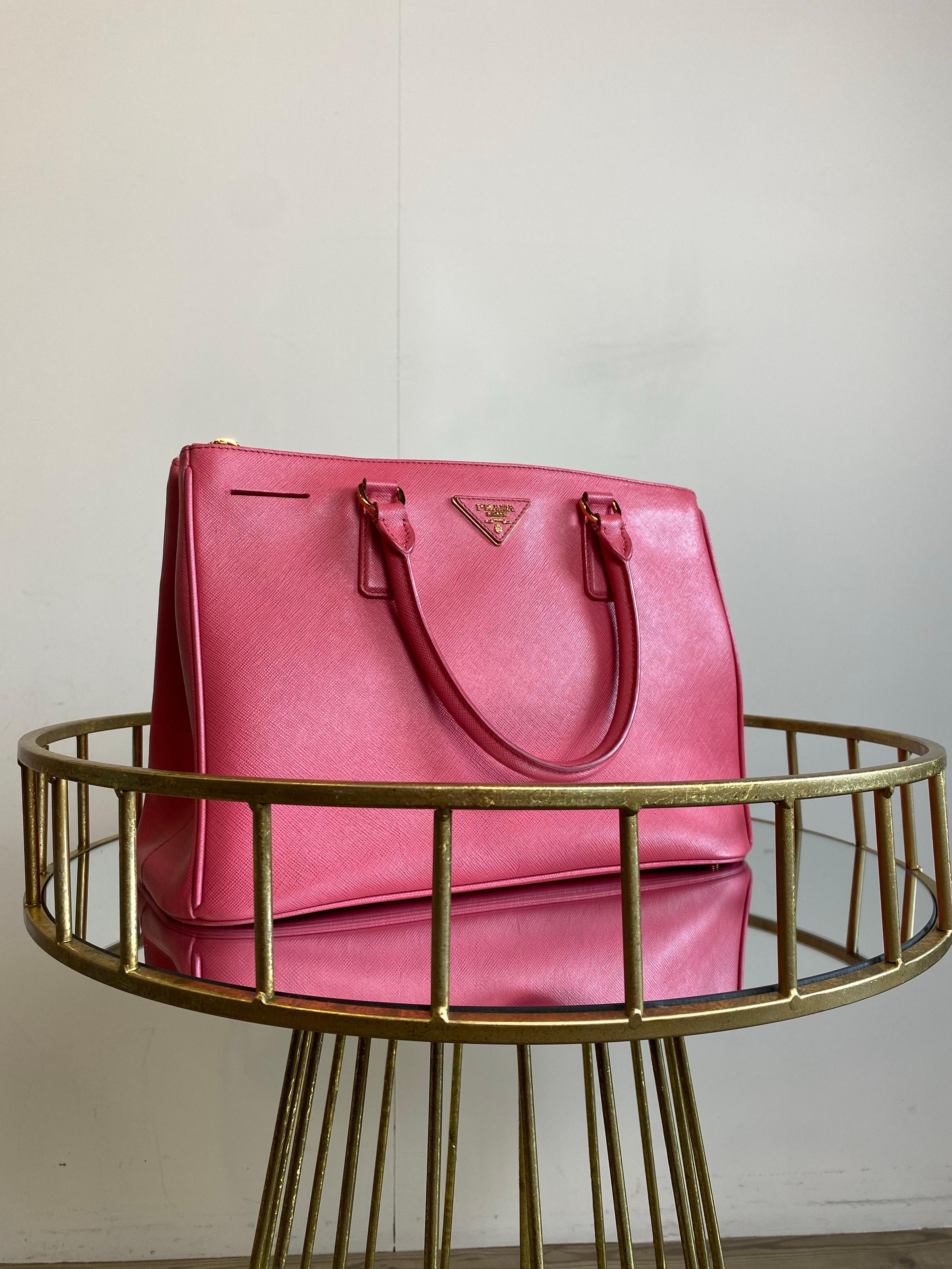 Sac en cuir Saffiano de Prada, avec accessoires dorés et bandoulière amovible.
Excellent état, présente quelques signes d'utilisation, sur le bas il a un halo non pas de couleur mais de la matière comme le montre la photo.