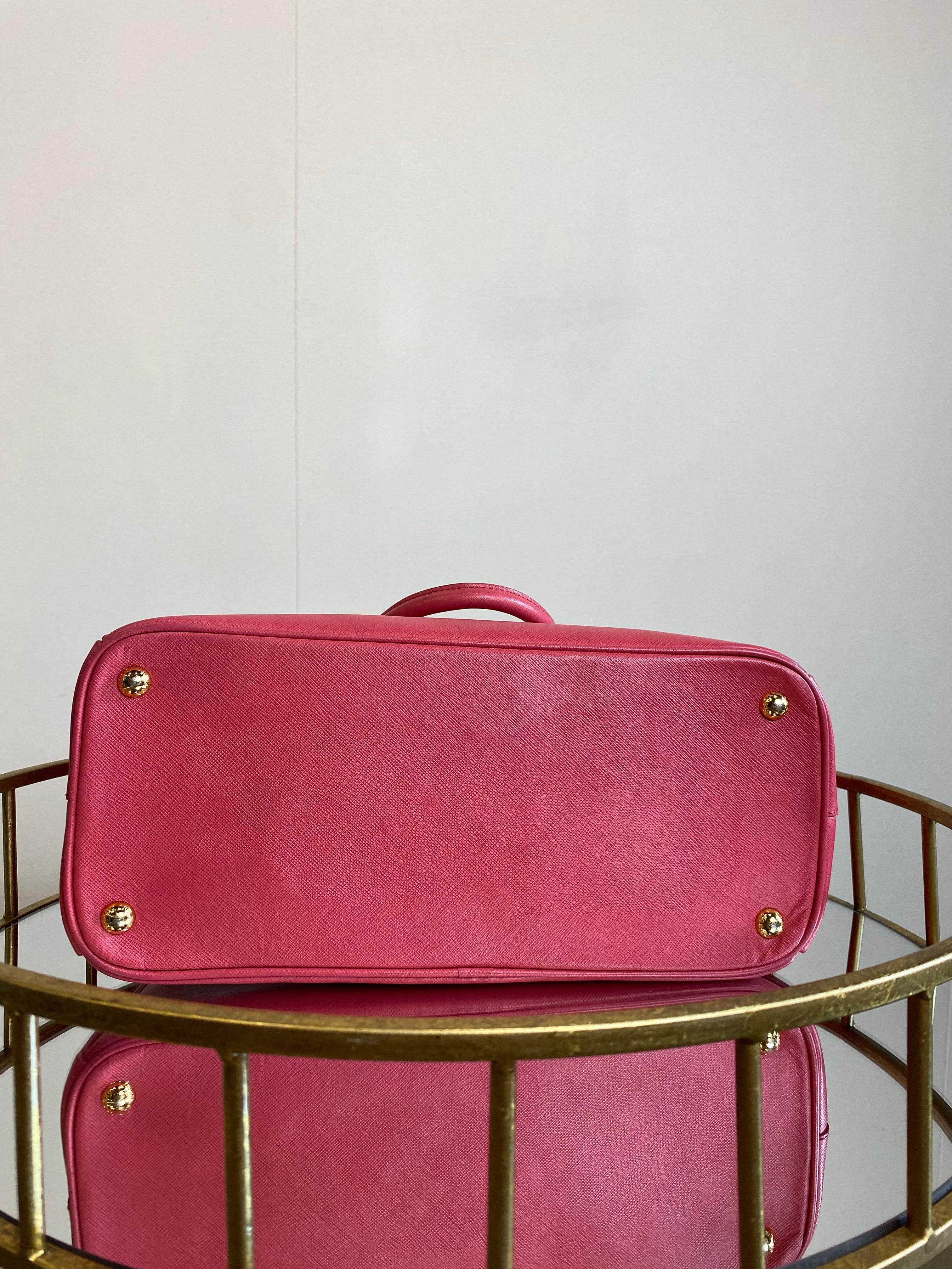 Sac Prada Fucsia en vente 1