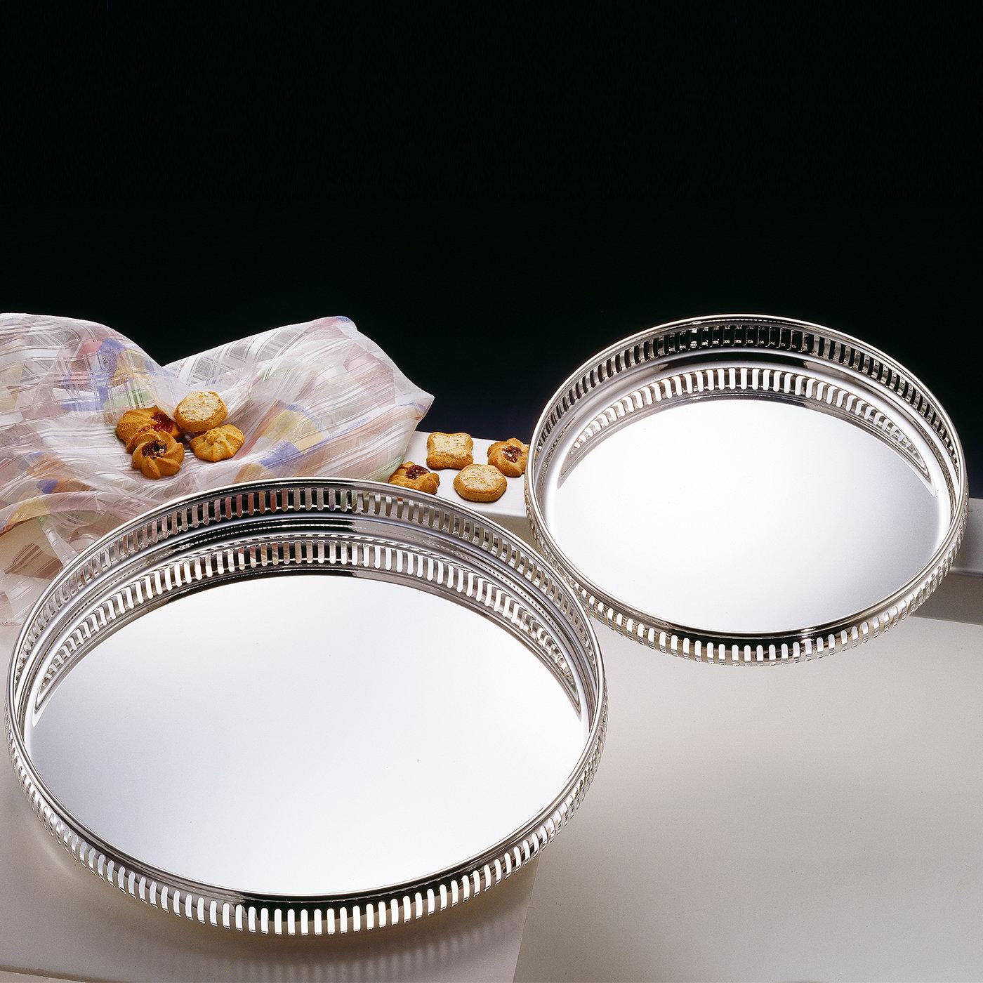 Stunning round serving tray beautifully made in 
