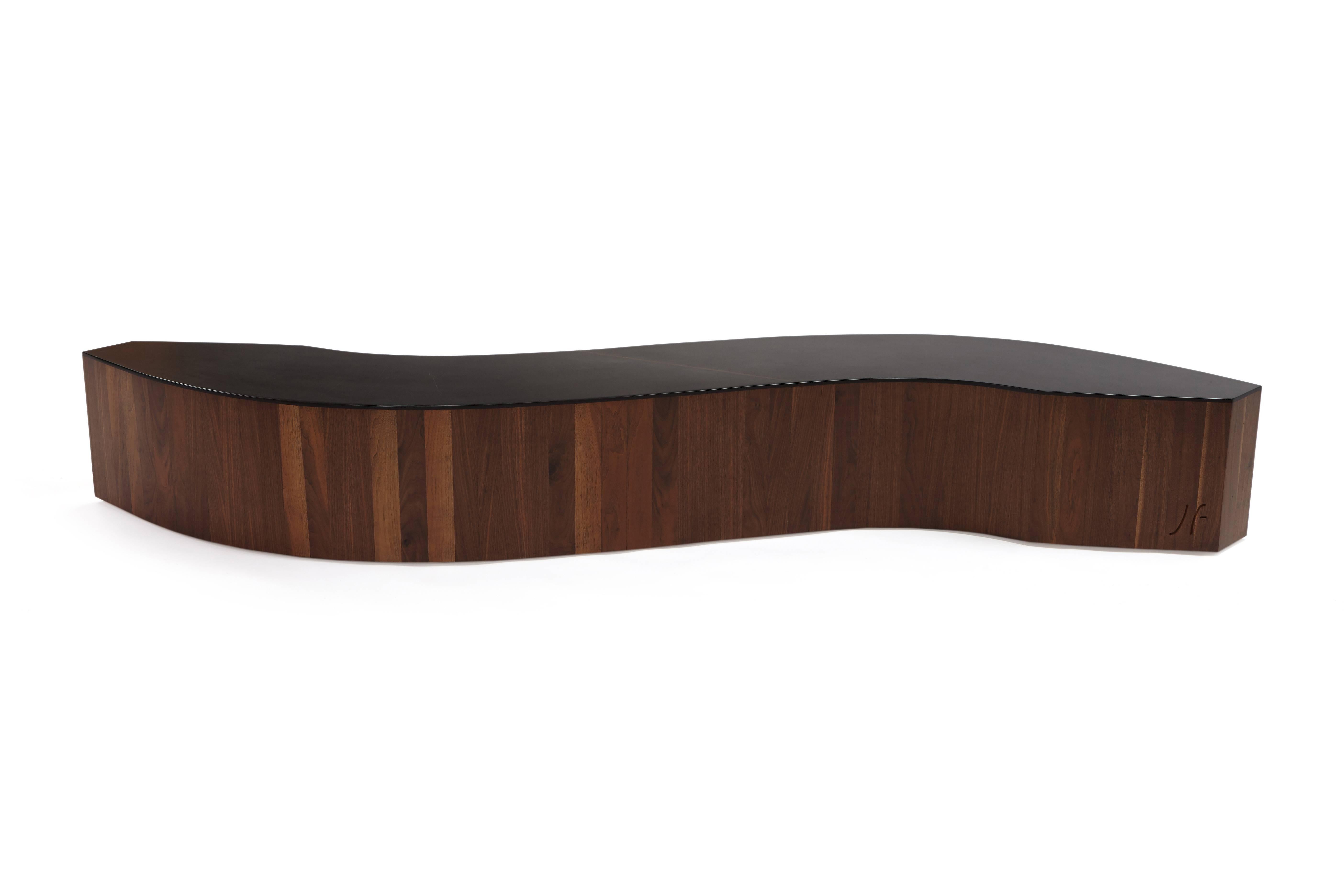 Chaque banc est fabriqué sur mesure.
Le premier exemplaire de ce design a été réalisé en noyer avec un plateau en Corian et a été exposé par la Connaught Brown Gallery en 2010.
Le banc Gallery peut être fabriqué dans d'autres bois, comme le chêne ou