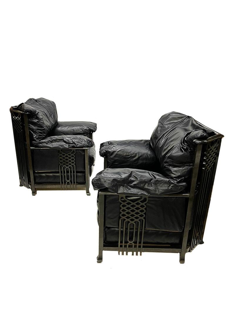Gallery Collection Stühle von Giorgetti, Modell 6141/0

2 gigantische Sessel, entworfen von Giorgetti, Italien, 1980er Jahre. Modell 6141/0 aus der Gallery Collection. Ein großes Quadrat mit schrägen Ecken, schön dekoriert Glanz lackiert