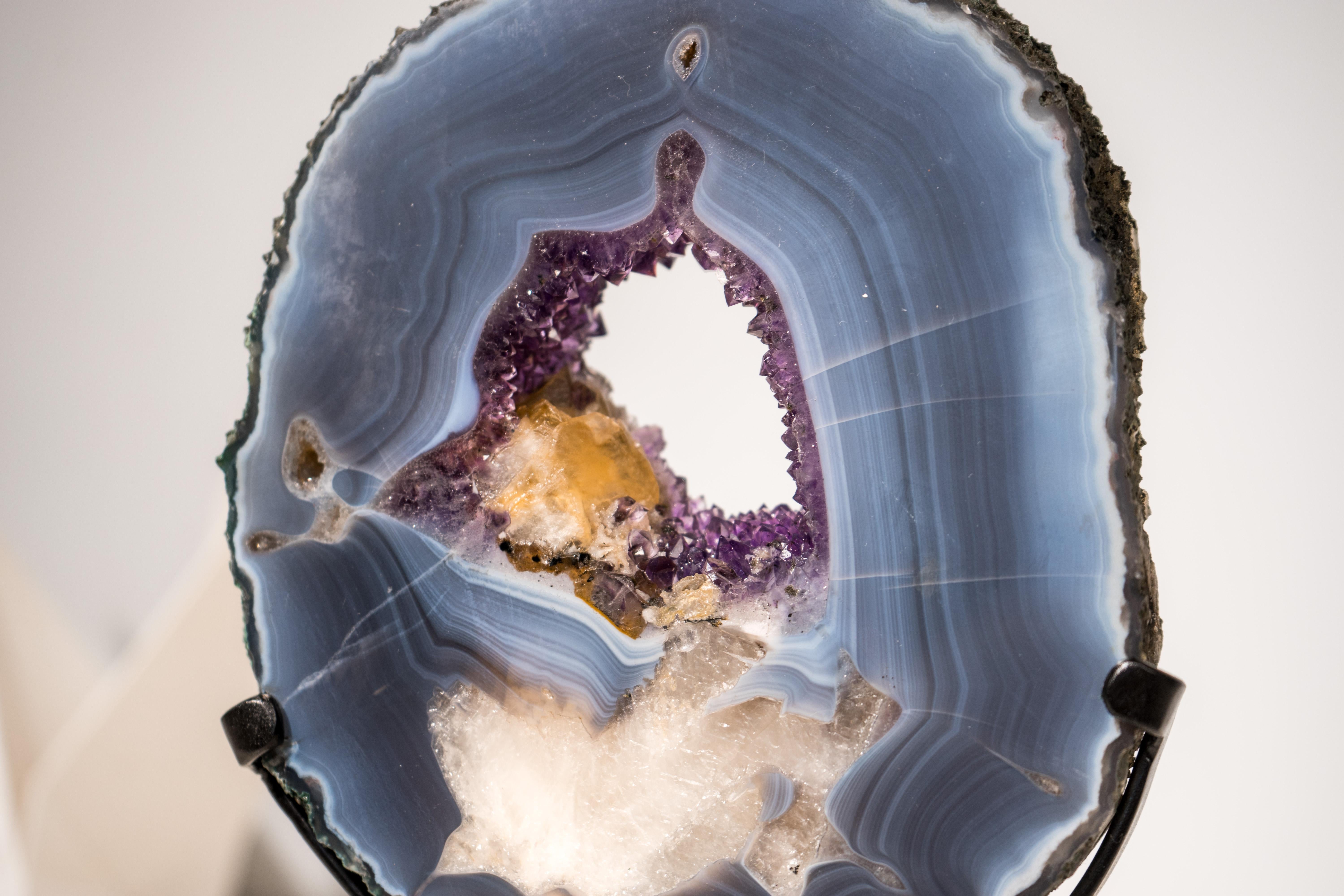 Specimen di geode di agata con calcite in agata (Gallery-Grade Agate Geode Specimen) in vendita 4