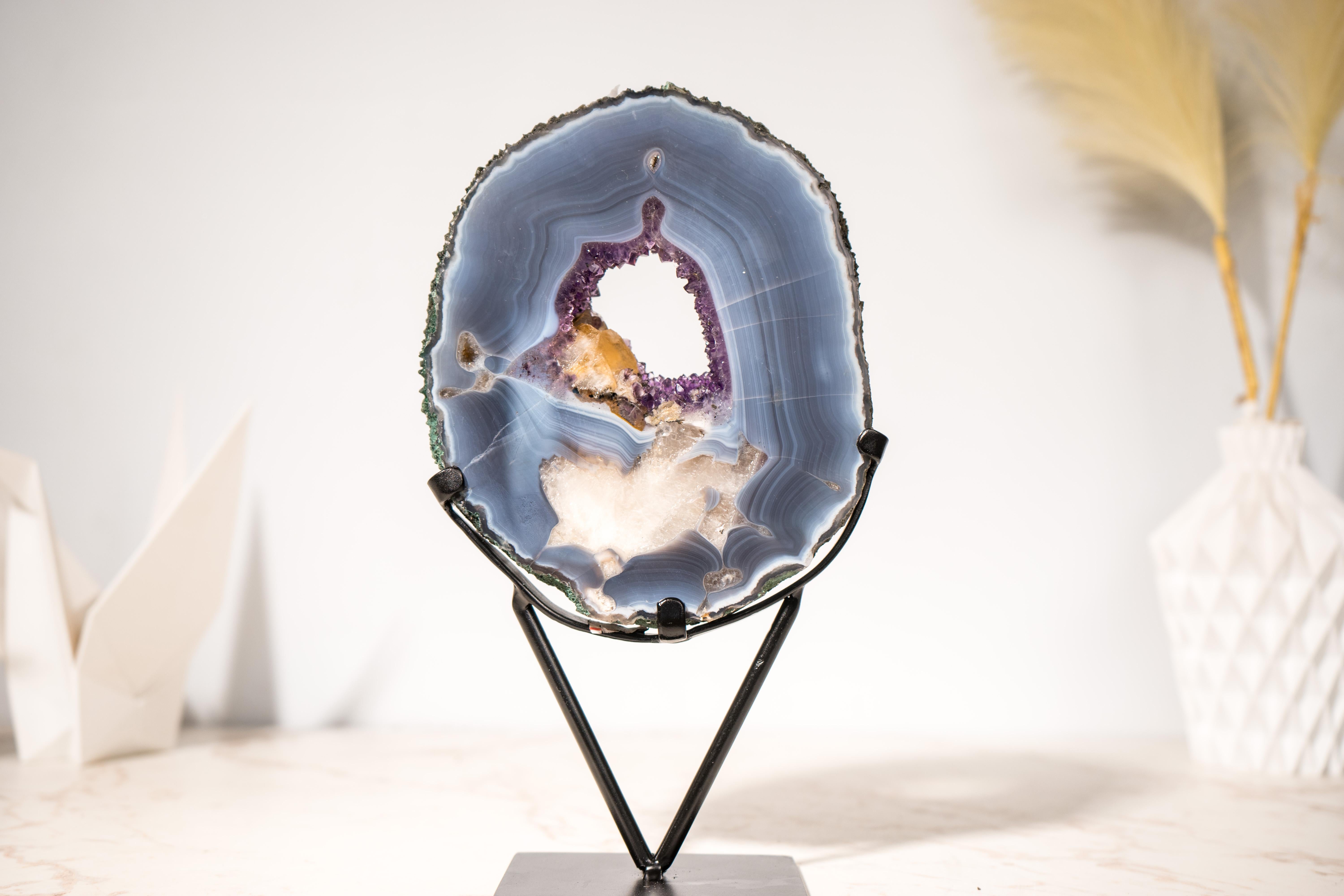 Specimen di geode di agata con calcite in agata (Gallery-Grade Agate Geode Specimen) in vendita 5