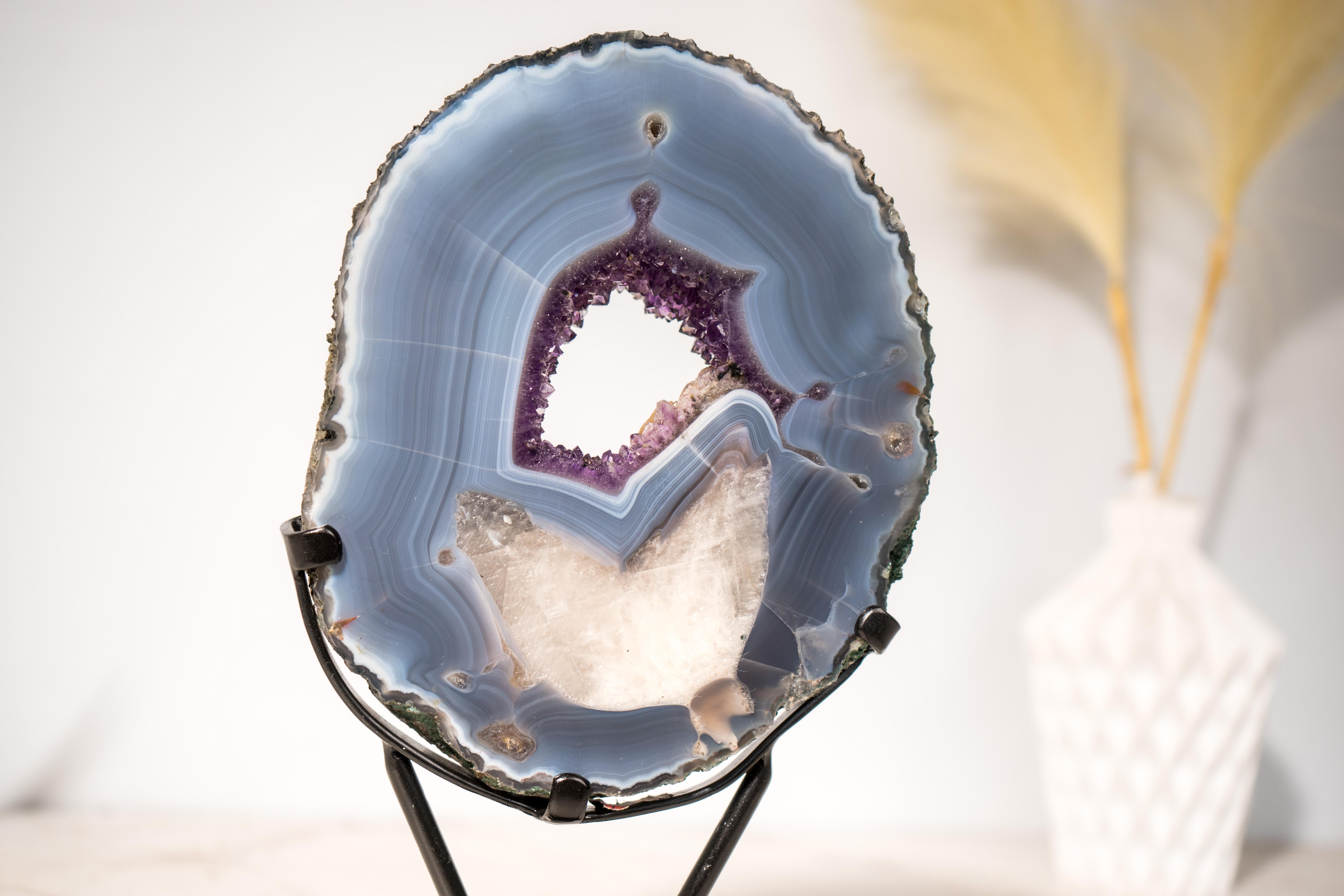 Brasiliano Specimen di geode di agata con calcite in agata (Gallery-Grade Agate Geode Specimen) in vendita