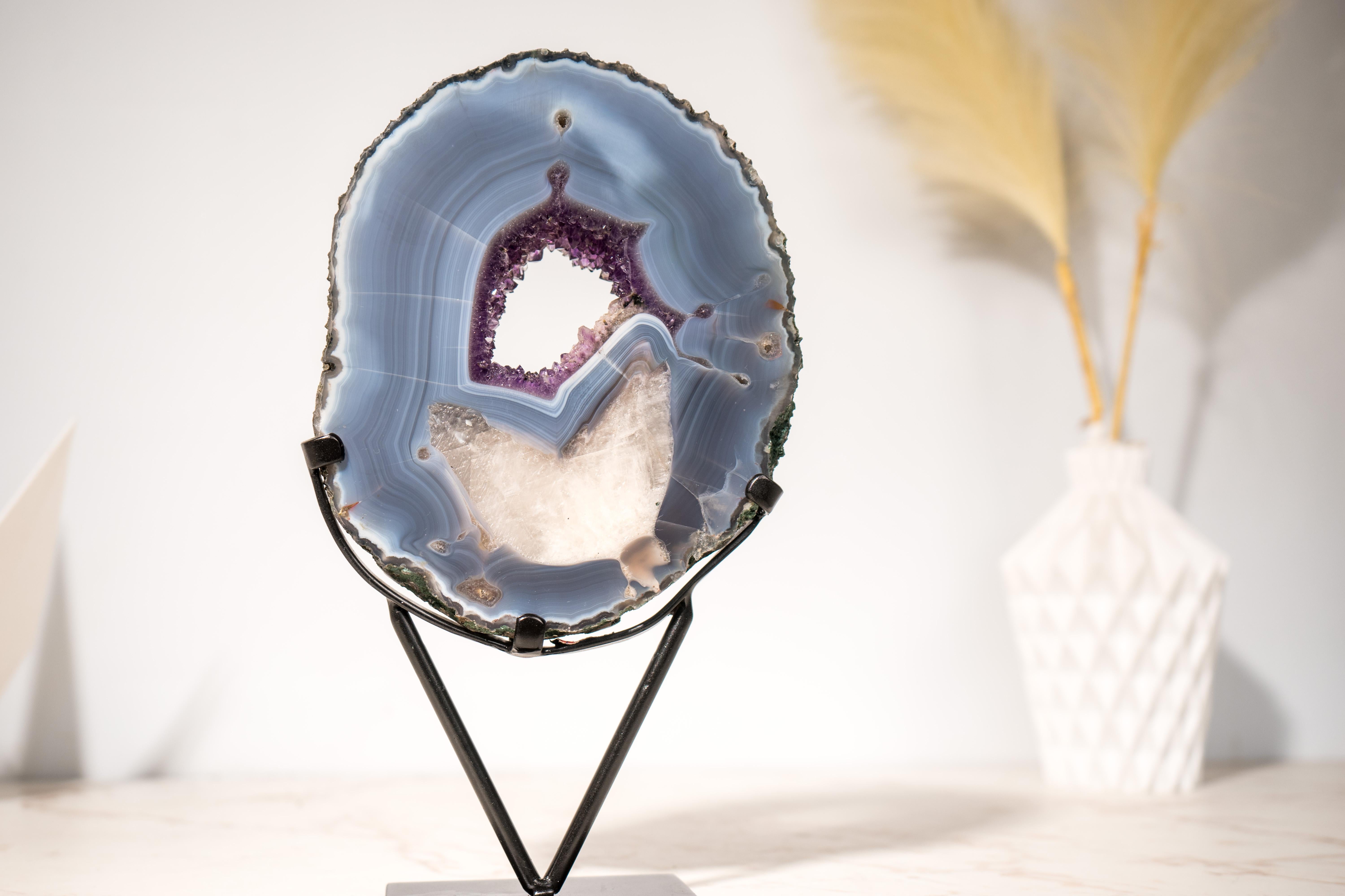 Specimen di geode di agata con calcite in agata (Gallery-Grade Agate Geode Specimen) In condizioni Nuovo in vendita a Ametista Do Sul, BR