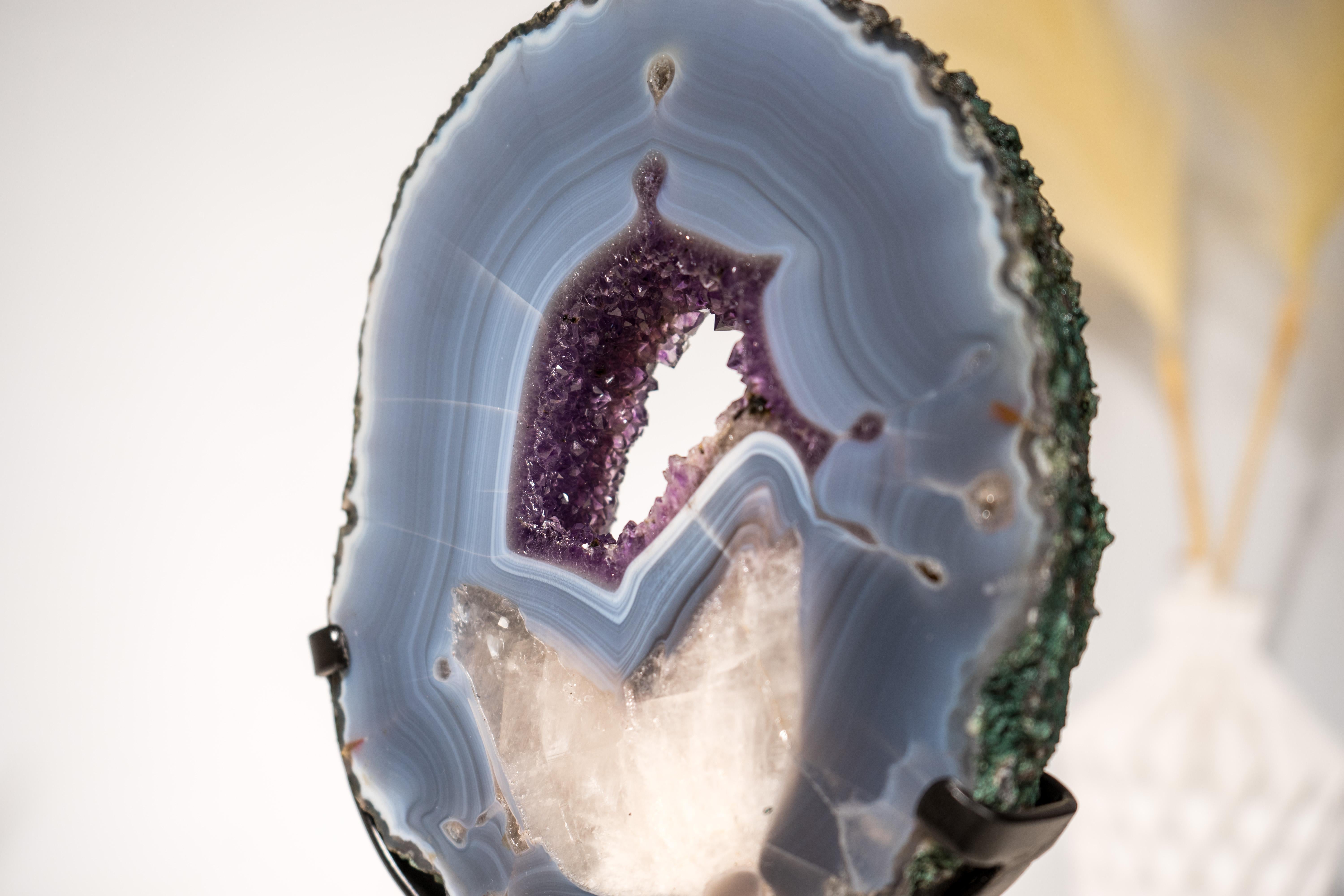XXI secolo e contemporaneo Specimen di geode di agata con calcite in agata (Gallery-Grade Agate Geode Specimen) in vendita