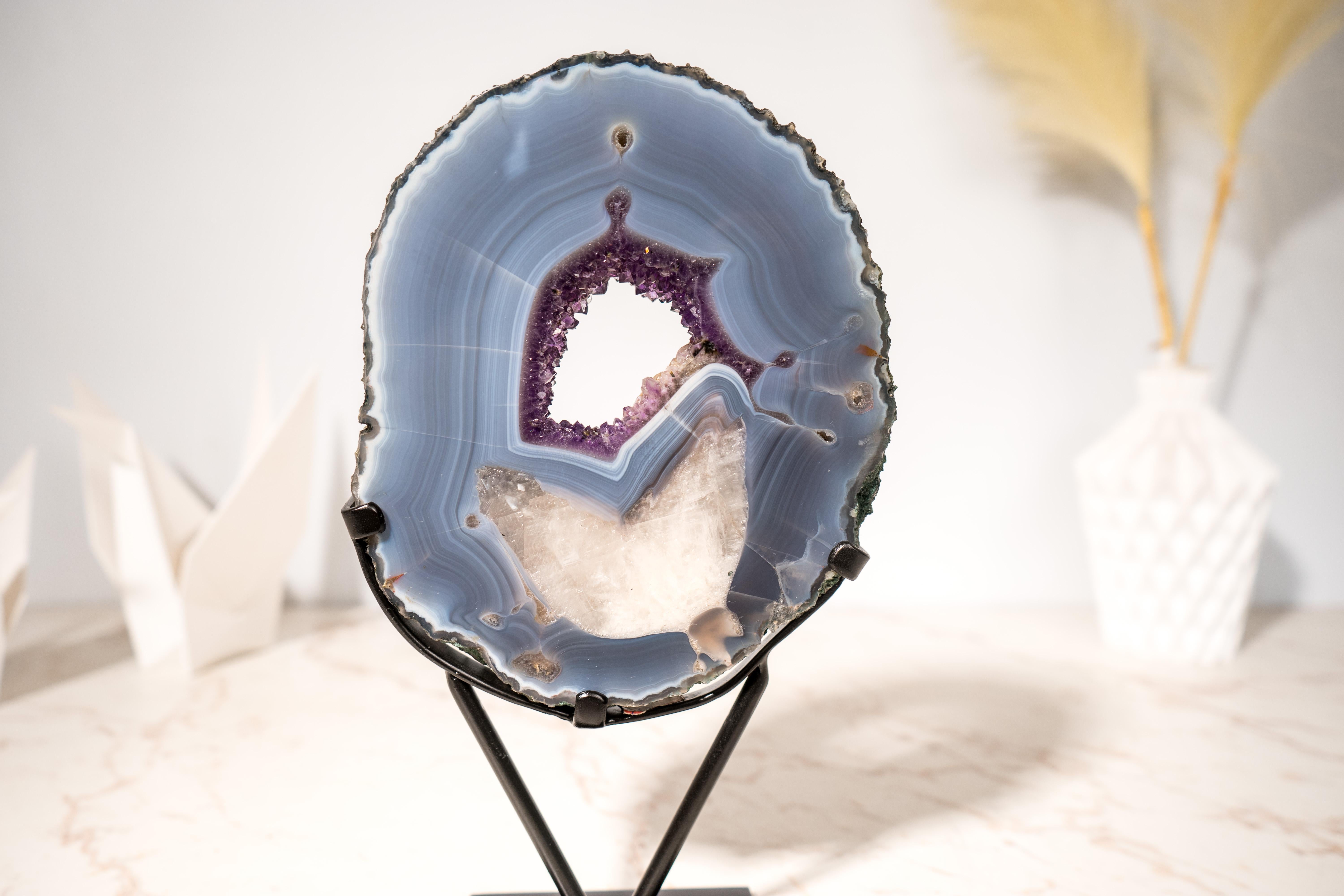 Specimen di geode di agata con calcite in agata (Gallery-Grade Agate Geode Specimen) in vendita 1