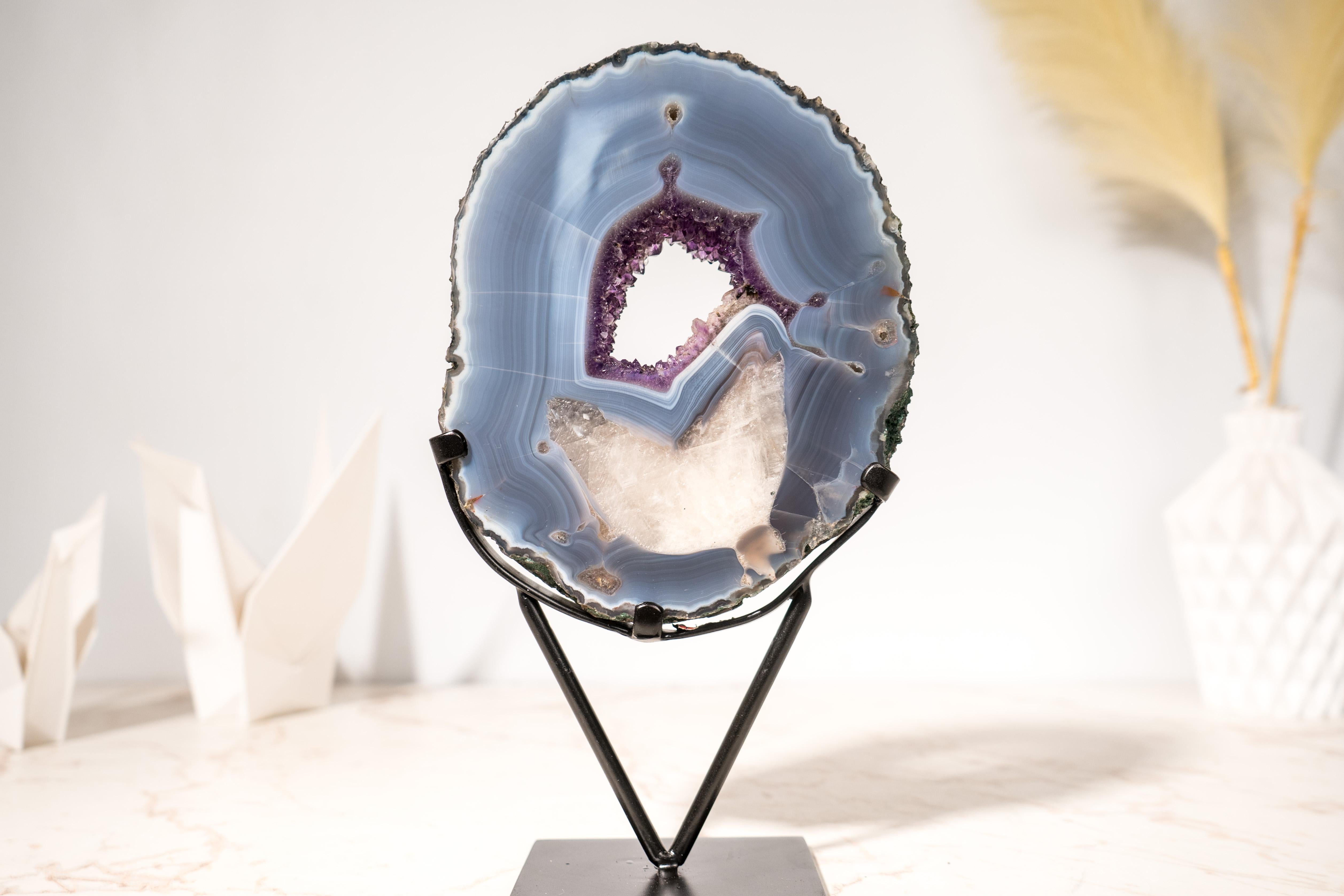 Specimen di geode di agata con calcite in agata (Gallery-Grade Agate Geode Specimen) in vendita 2