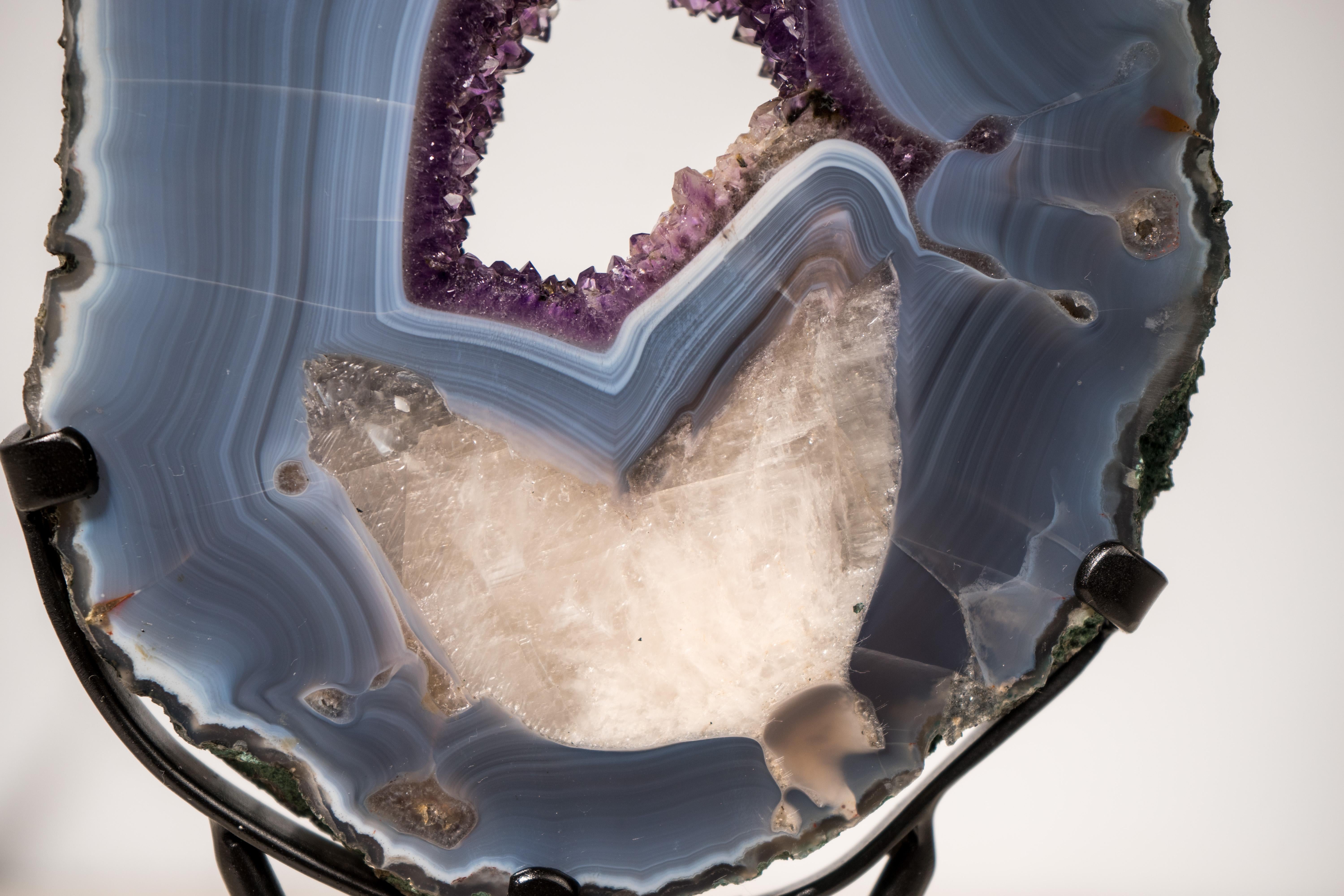Specimen di geode di agata con calcite in agata (Gallery-Grade Agate Geode Specimen) in vendita 3
