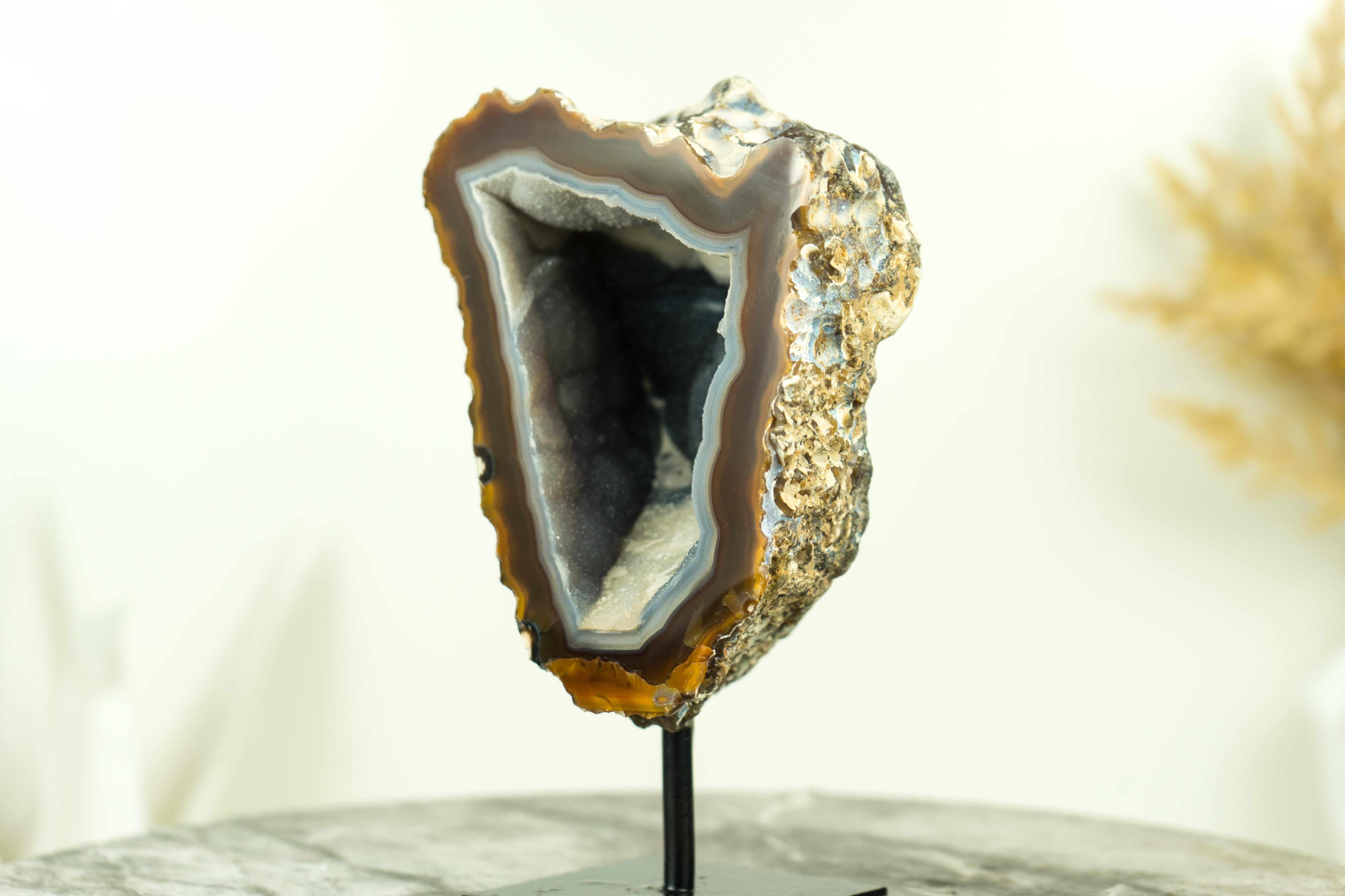 Gallery Grade Amber and White Lace Agate Geode with Blue Galaxy Druzy In New Condition For Sale In Ametista Do Sul, BR