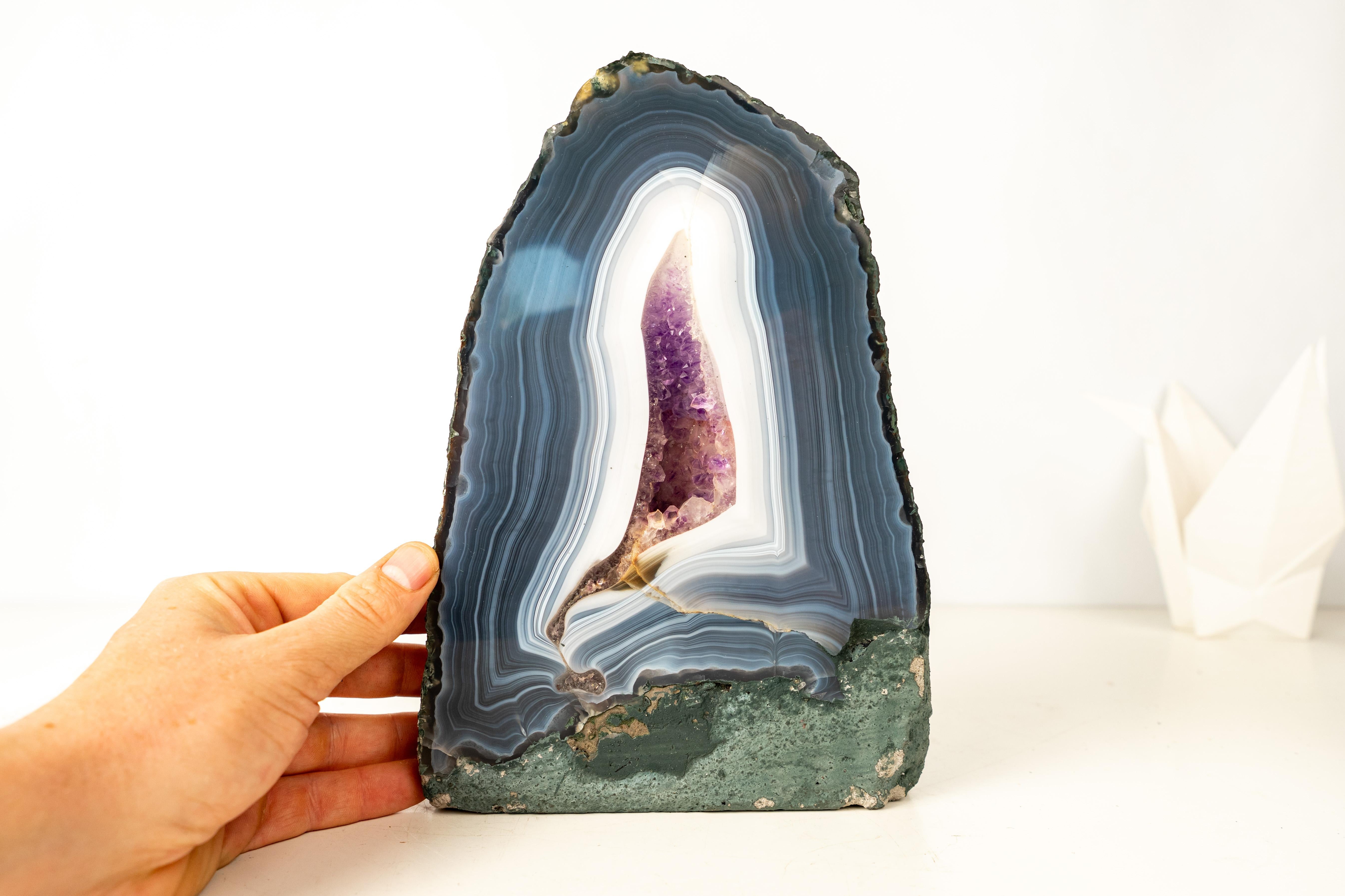 Ein natürlicher Achat Kunstwerk: Seltene intakte blaue und weiße Spitzenachat-Geode mit Amethystkern

▫️Description

Mit intakten konzentrischen Achatbändern und einem funkelnden Amethystkern zeigt diese Geode eine Kombination von Merkmalen, die in