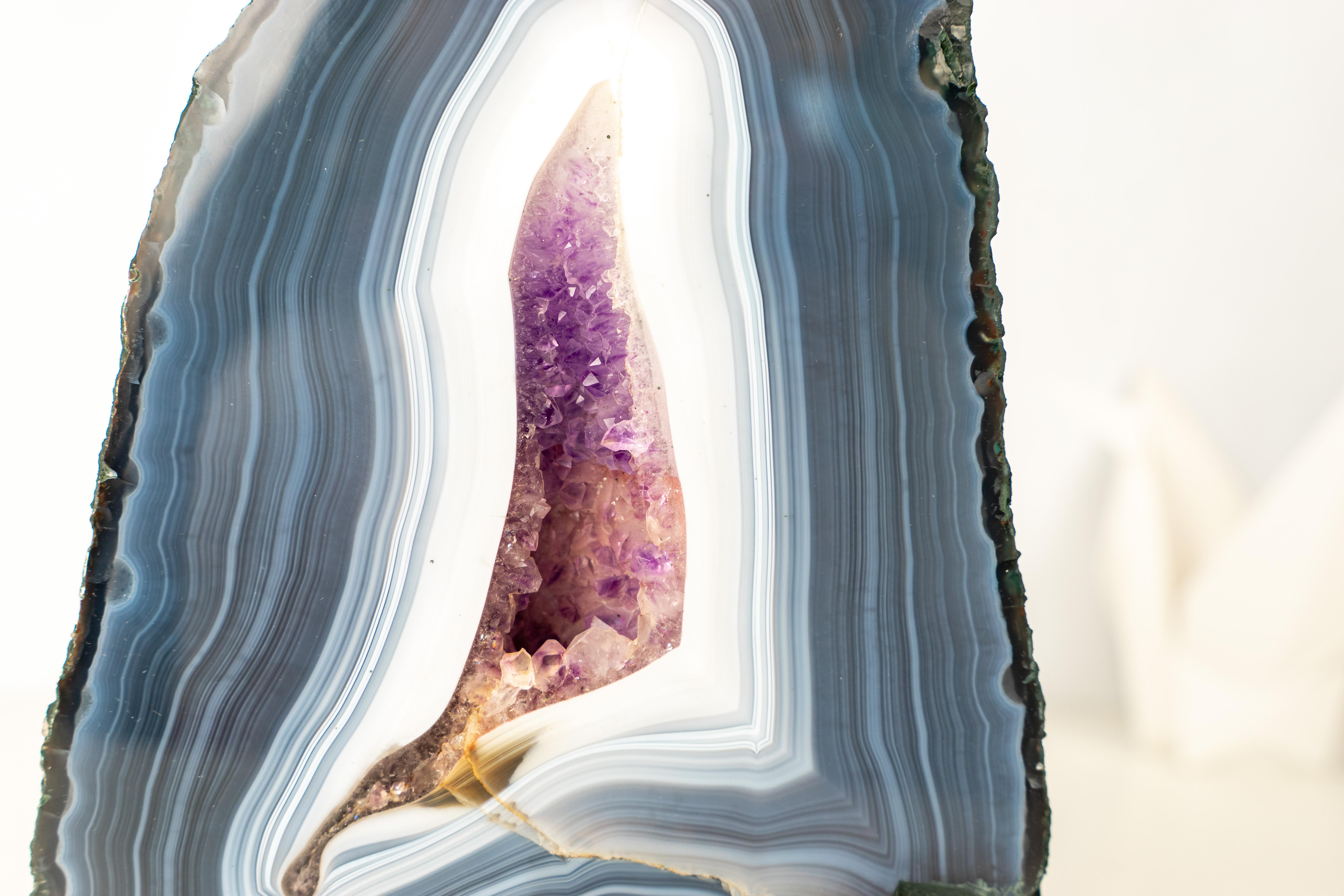 Blau-weißer Spitzenachat-Geode mit Amethyst-Druzy in Galerie-Qualität (Brasilianisch) im Angebot