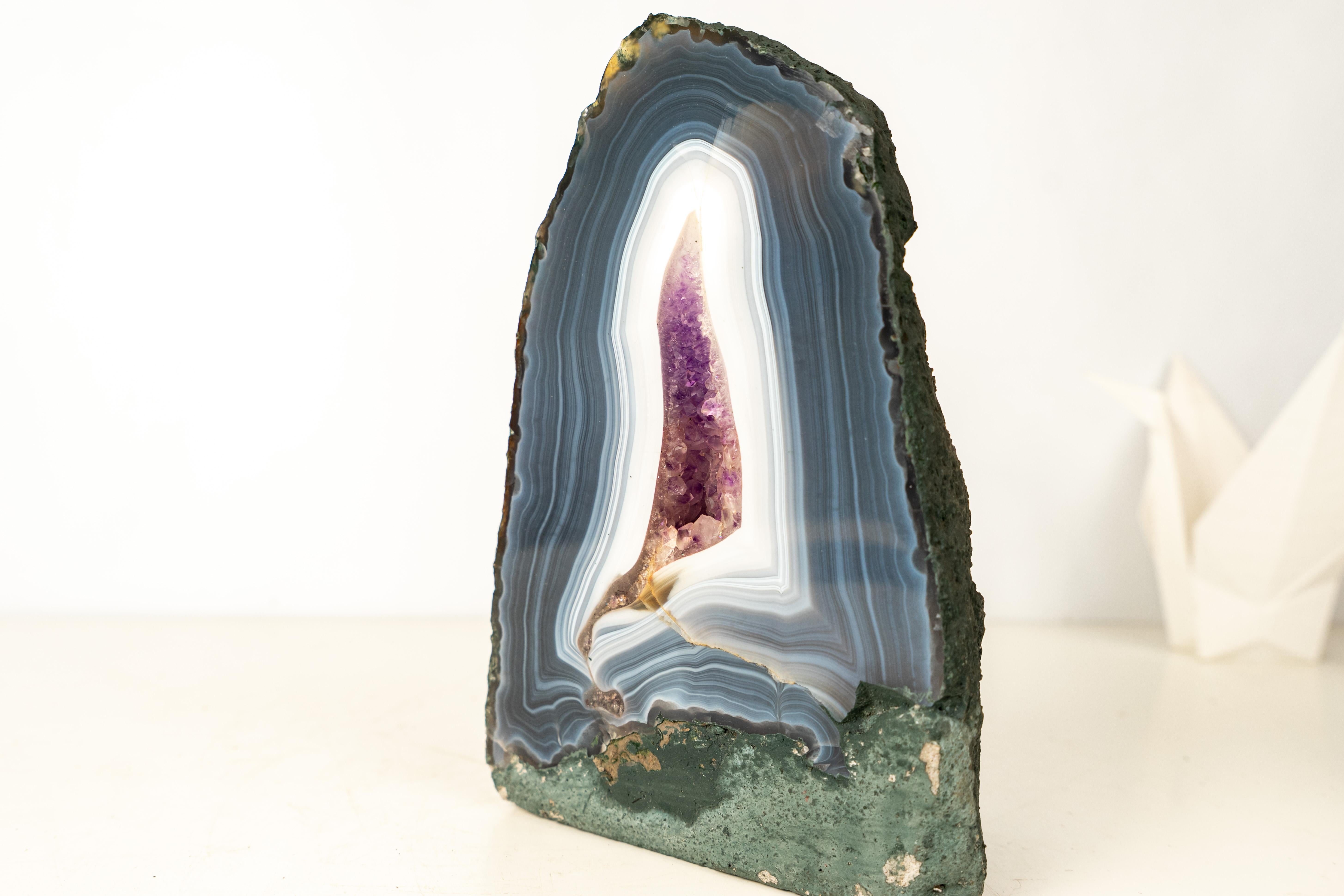 Blau-weißer Spitzenachat-Geode mit Amethyst-Druzy in Galerie-Qualität (21. Jahrhundert und zeitgenössisch) im Angebot