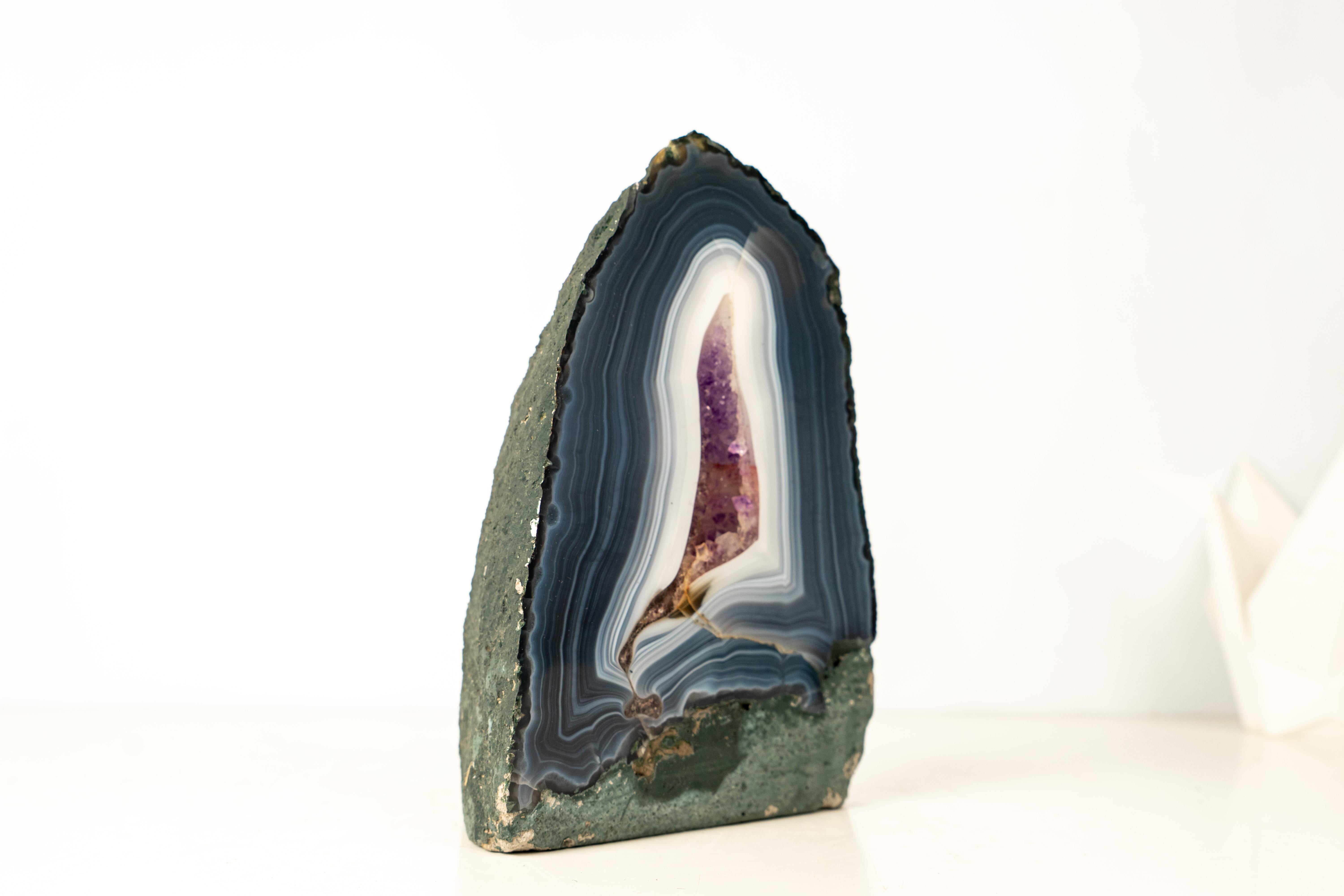 Blau-weißer Spitzenachat-Geode mit Amethyst-Druzy in Galerie-Qualität (Kristall) im Angebot