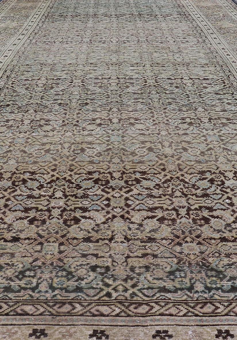 Gallery Malayer persiano con disegno geometrico all-over in tonalità chiaro. Blu, marrone e verde in vendita 3