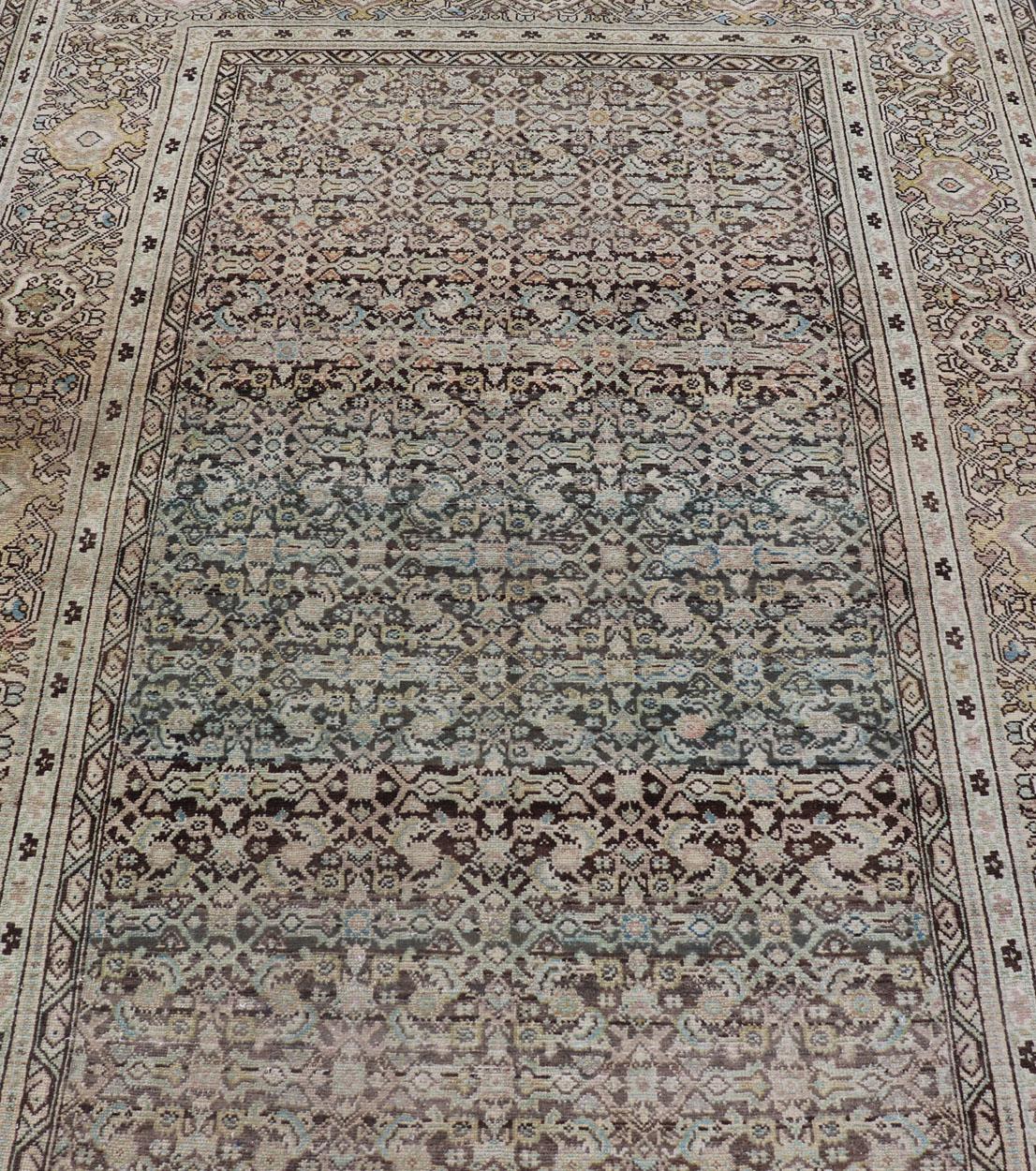 Gallery Malayer persiano con disegno geometrico all-over in tonalità chiaro. Blu, marrone e verde in vendita 4