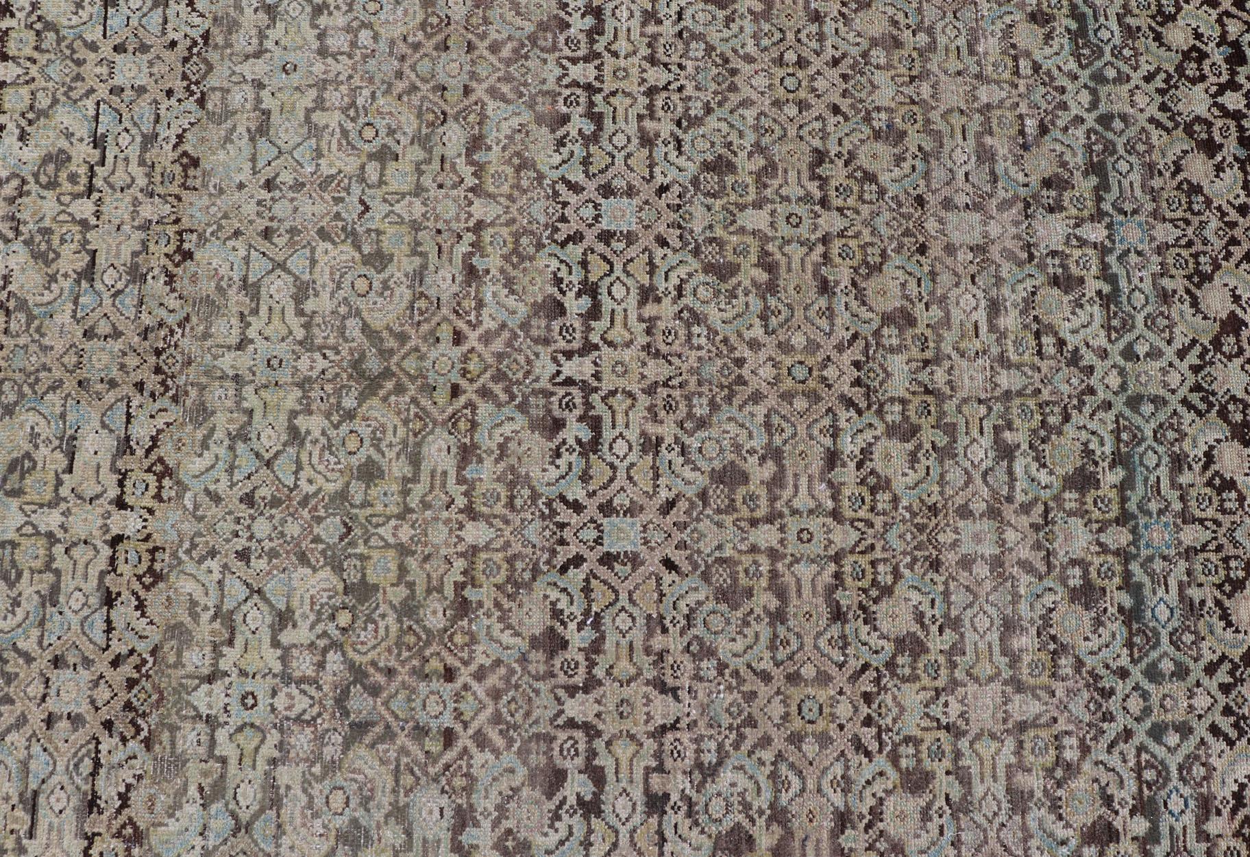 Gallery Malayer persiano con disegno geometrico all-over in tonalità chiaro. Blu, marrone e verde in vendita 6