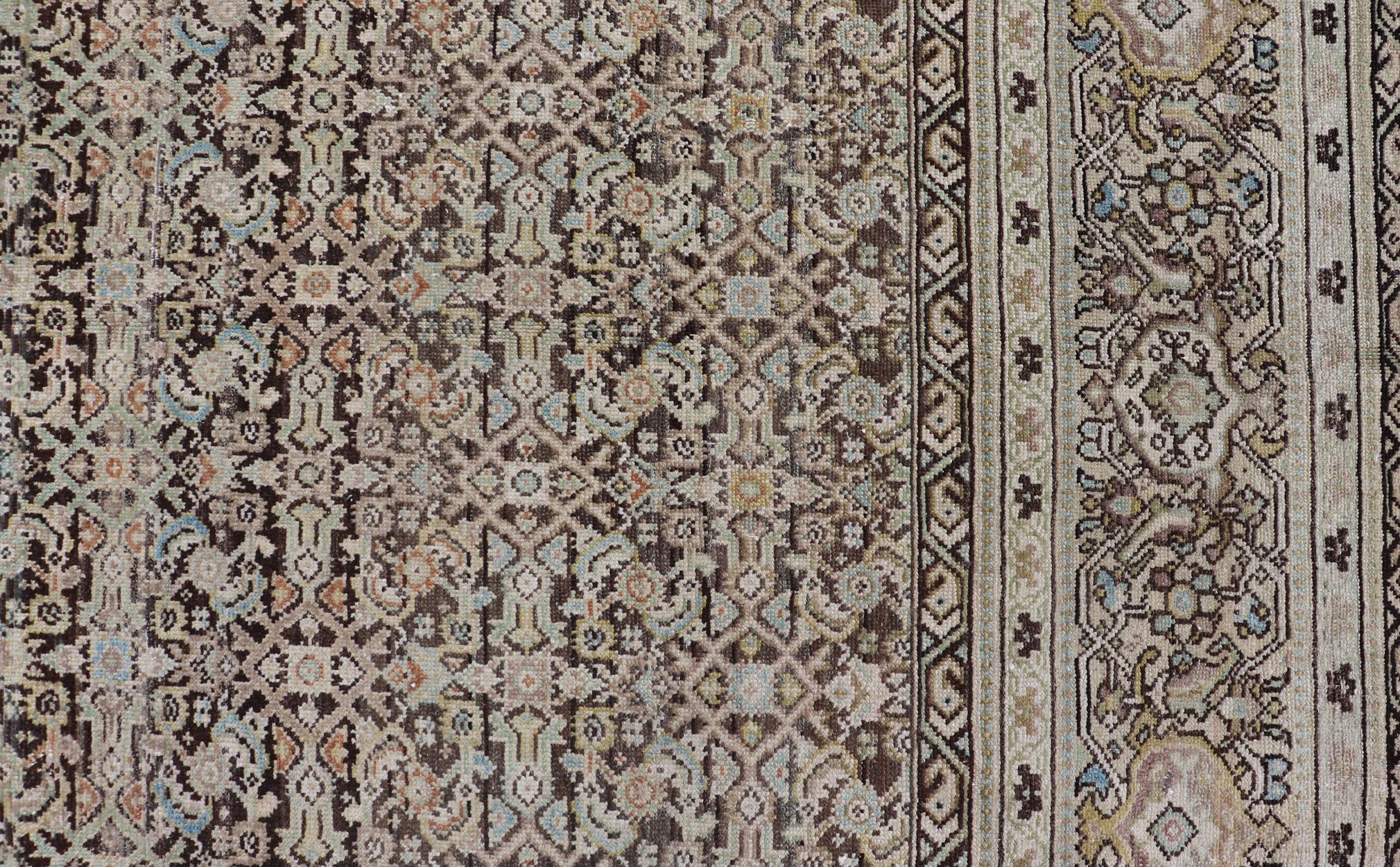 Gallery Malayer persiano con disegno geometrico all-over in tonalità chiaro. Blu, marrone e verde in vendita 7