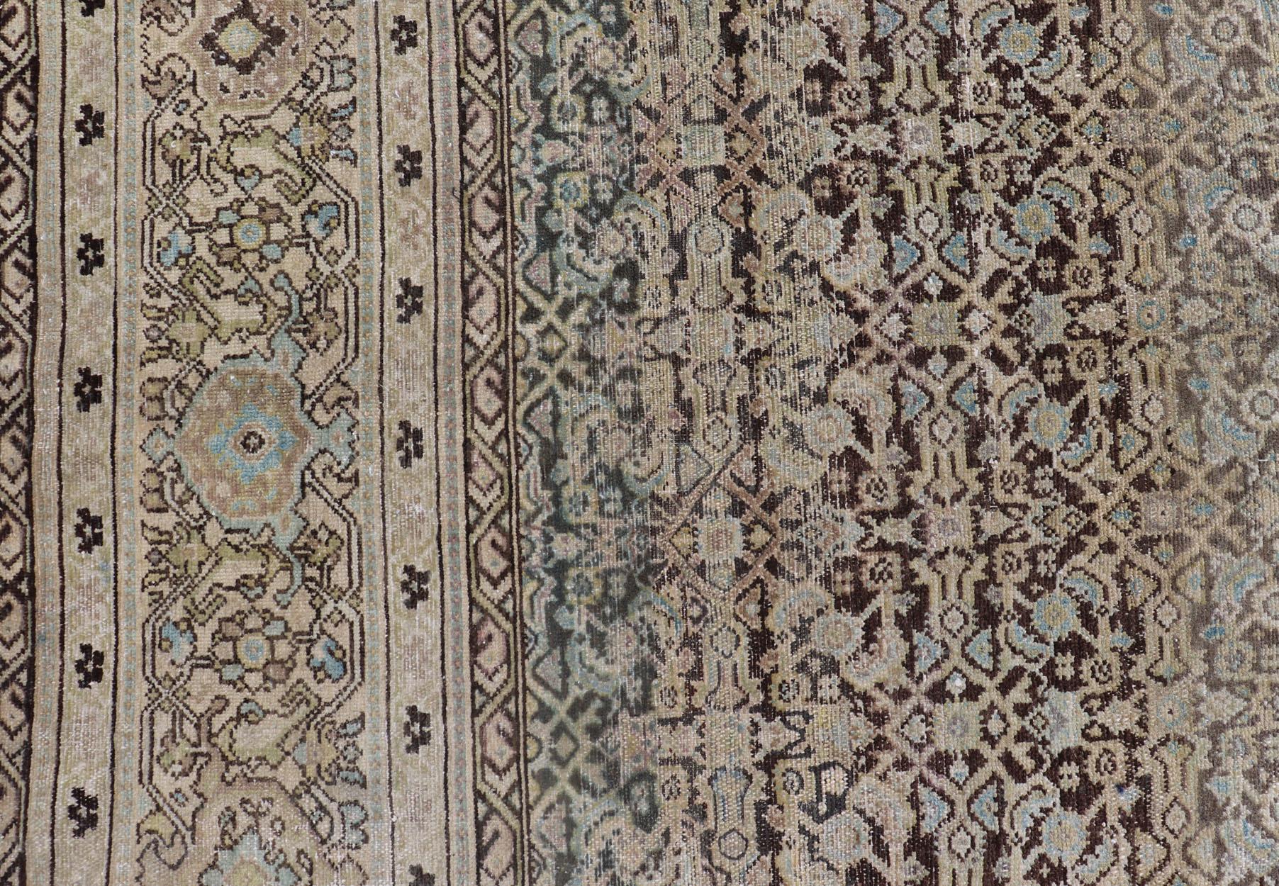 Gallery Malayer persiano con disegno geometrico all-over in tonalità chiaro. Blu, marrone e verde in vendita 8