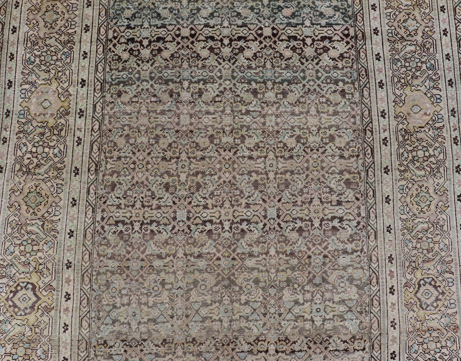 Gallery Malayer persiano con disegno geometrico all-over in tonalità chiaro. Blu, marrone e verde in vendita 11