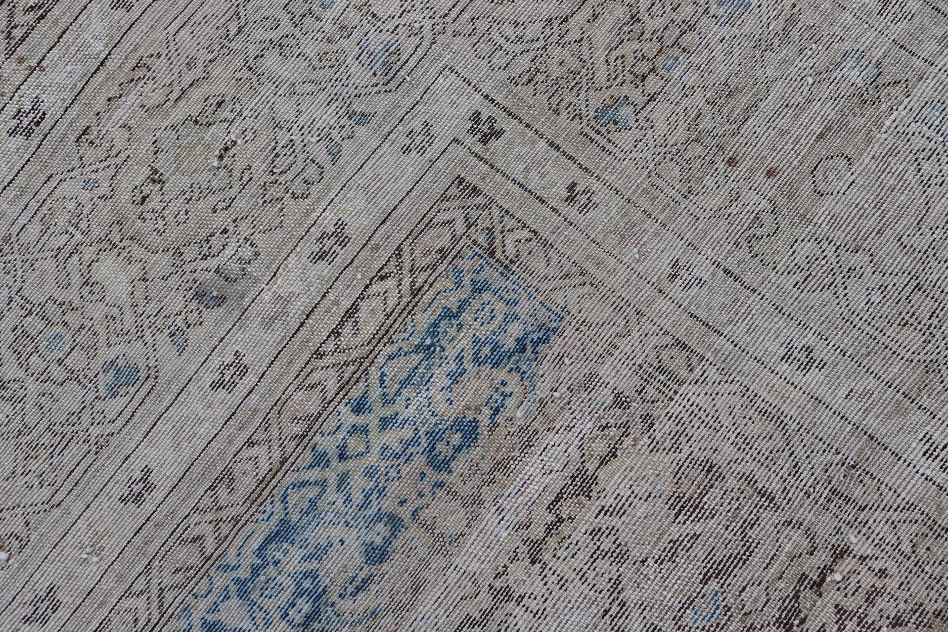 Gallery Malayer persiano con disegno geometrico all-over in tonalità chiaro. Blu, marrone e verde in vendita 12
