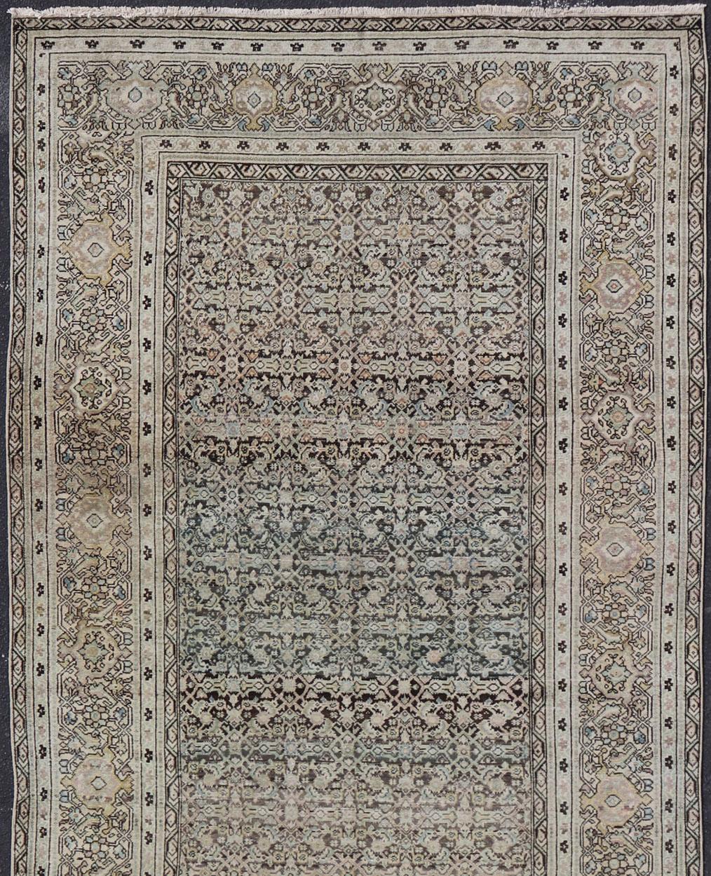 Gallery Malayer persiano con disegno geometrico all-over in tonalità chiaro. Blu, marrone e verde In condizioni buone in vendita a Atlanta, GA