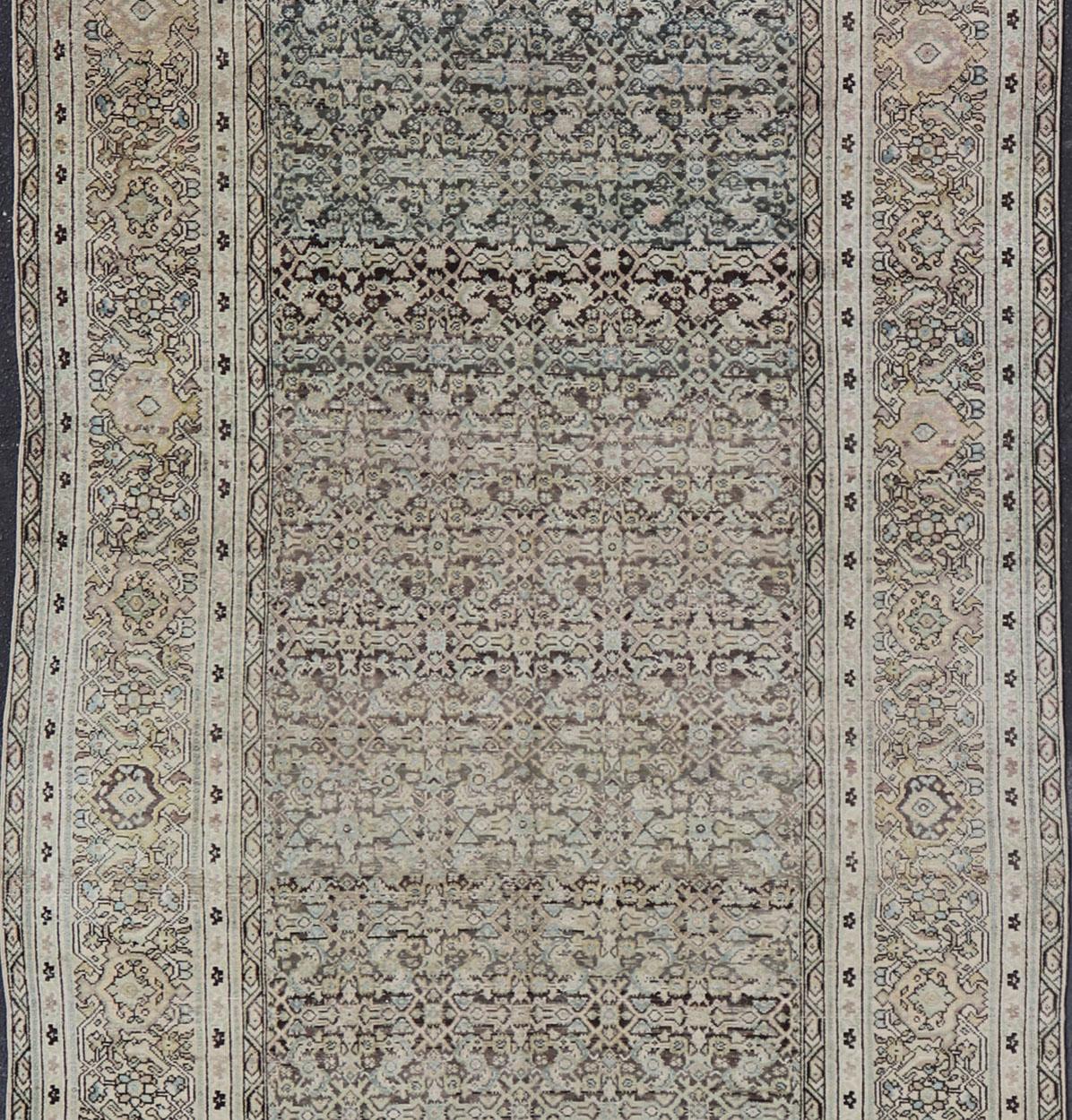 XX secolo Gallery Malayer persiano con disegno geometrico all-over in tonalità chiaro. Blu, marrone e verde in vendita