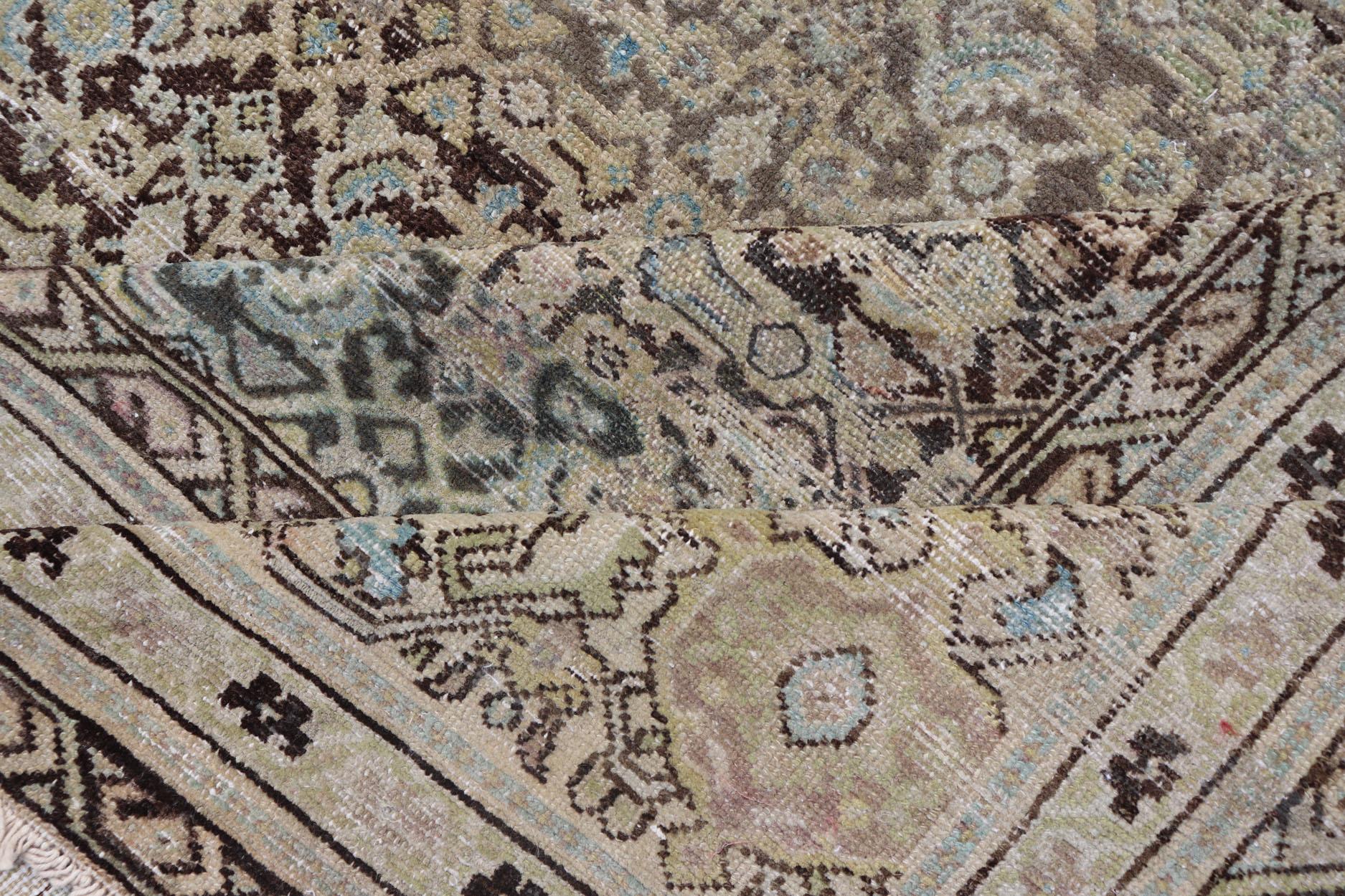 Gallery Malayer persiano con disegno geometrico all-over in tonalità chiaro. Blu, marrone e verde in vendita 1