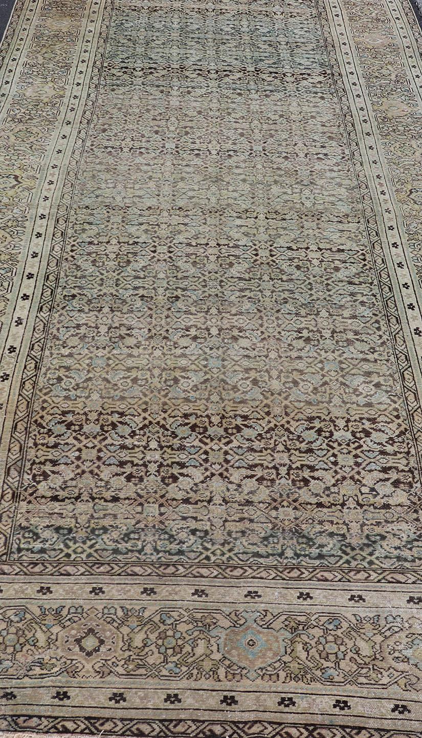 Gallery Malayer persiano con disegno geometrico all-over in tonalità chiaro. Blu, marrone e verde in vendita 2