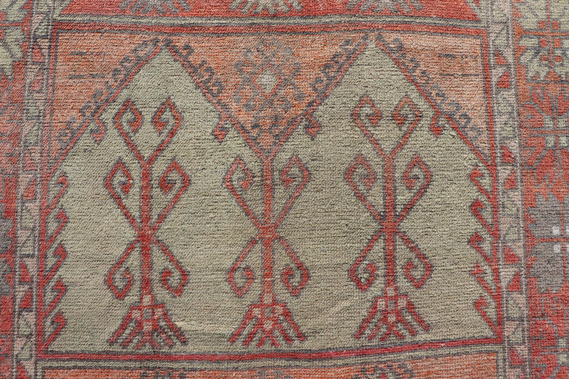 Gallery Teppich, türkischer Vintage-Teppich in verblasstem Rot, Koralle, Orange, Weichrosa und Grün im Angebot 4