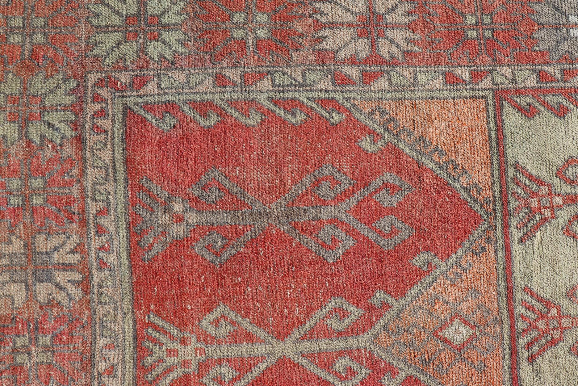 Gallery Teppich, türkischer Vintage-Teppich in verblasstem Rot, Koralle, Orange, Weichrosa und Grün (Handgeknüpft) im Angebot