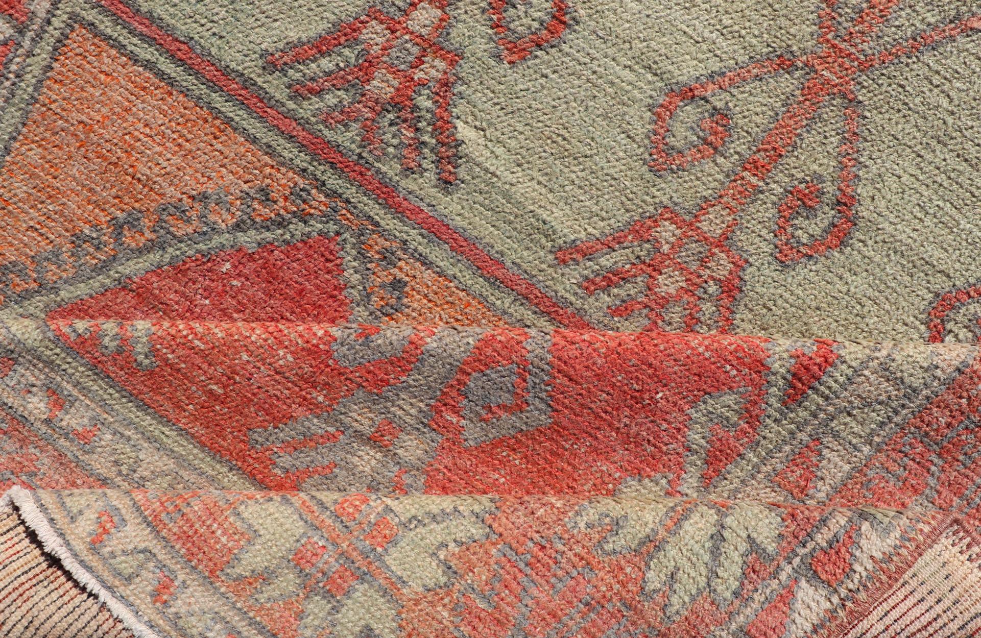 Gallery Teppich, türkischer Vintage-Teppich in verblasstem Rot, Koralle, Orange, Weichrosa und Grün (Wolle) im Angebot