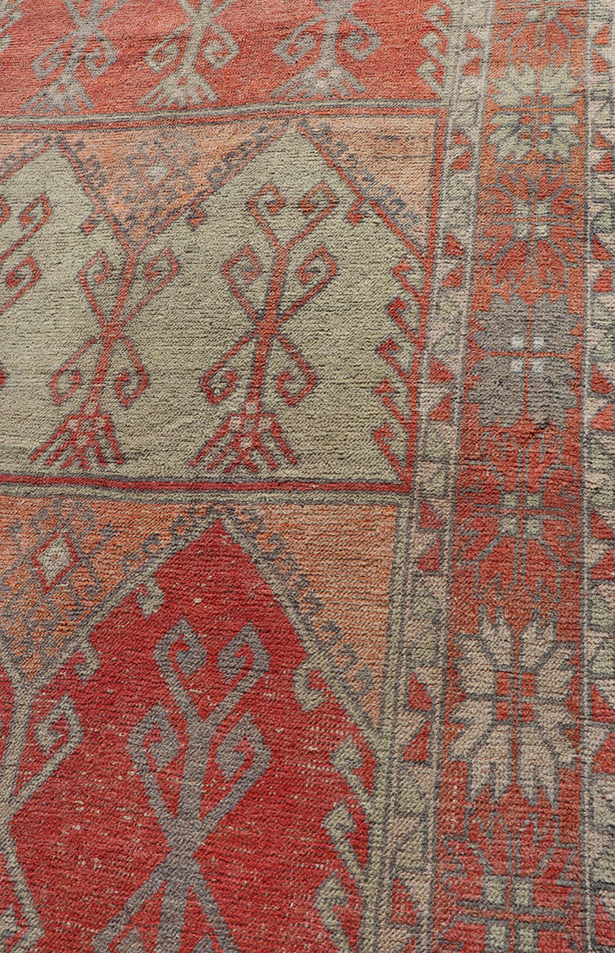 Gallery Teppich, türkischer Vintage-Teppich in verblasstem Rot, Koralle, Orange, Weichrosa und Grün im Angebot 1