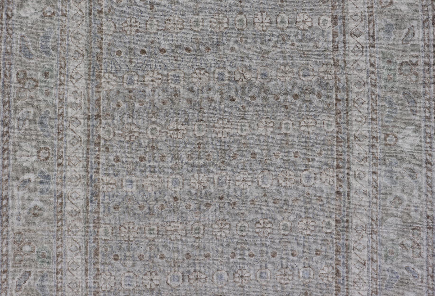 Medidas: 5'4 x 14'0 
Traves de Mesa Oushak Gallery con Detalles en Marfil Suave, Beige y Topo. Alfombra Keivan Woven Arts. /AWR-42 / Principios del siglo XXI, Oushak turco.

Este estupendo camino de galería de Oushak irradia elegancia con su suave