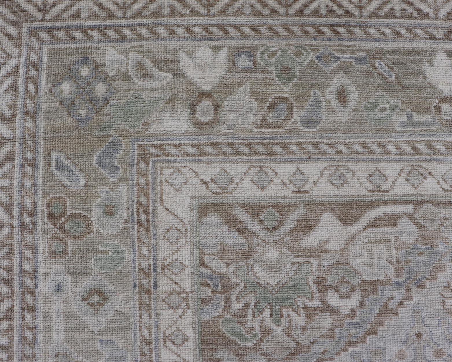 Traves de Mesa con Verde Suave, Marfil, L. Azul, Marrón, Topo  5'4 x 15' Anudado a mano en venta