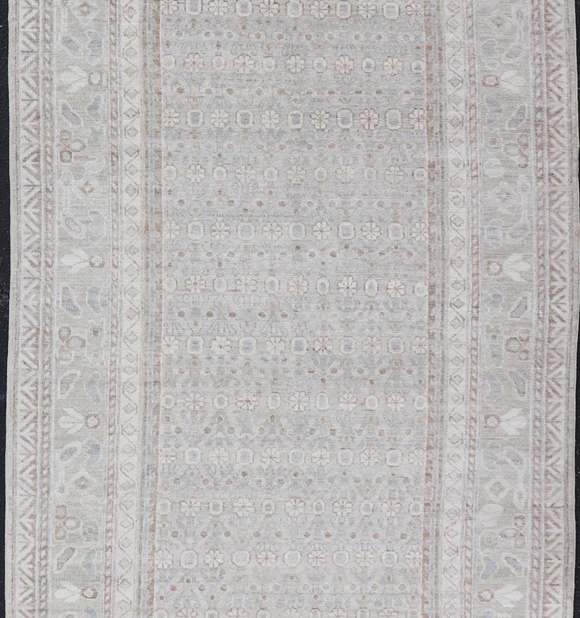 Traves de Mesa con Verde Suave, Marfil, L. Azul, Marrón, Topo  5'4 x 15' Siglo XXI y contemporáneo en venta