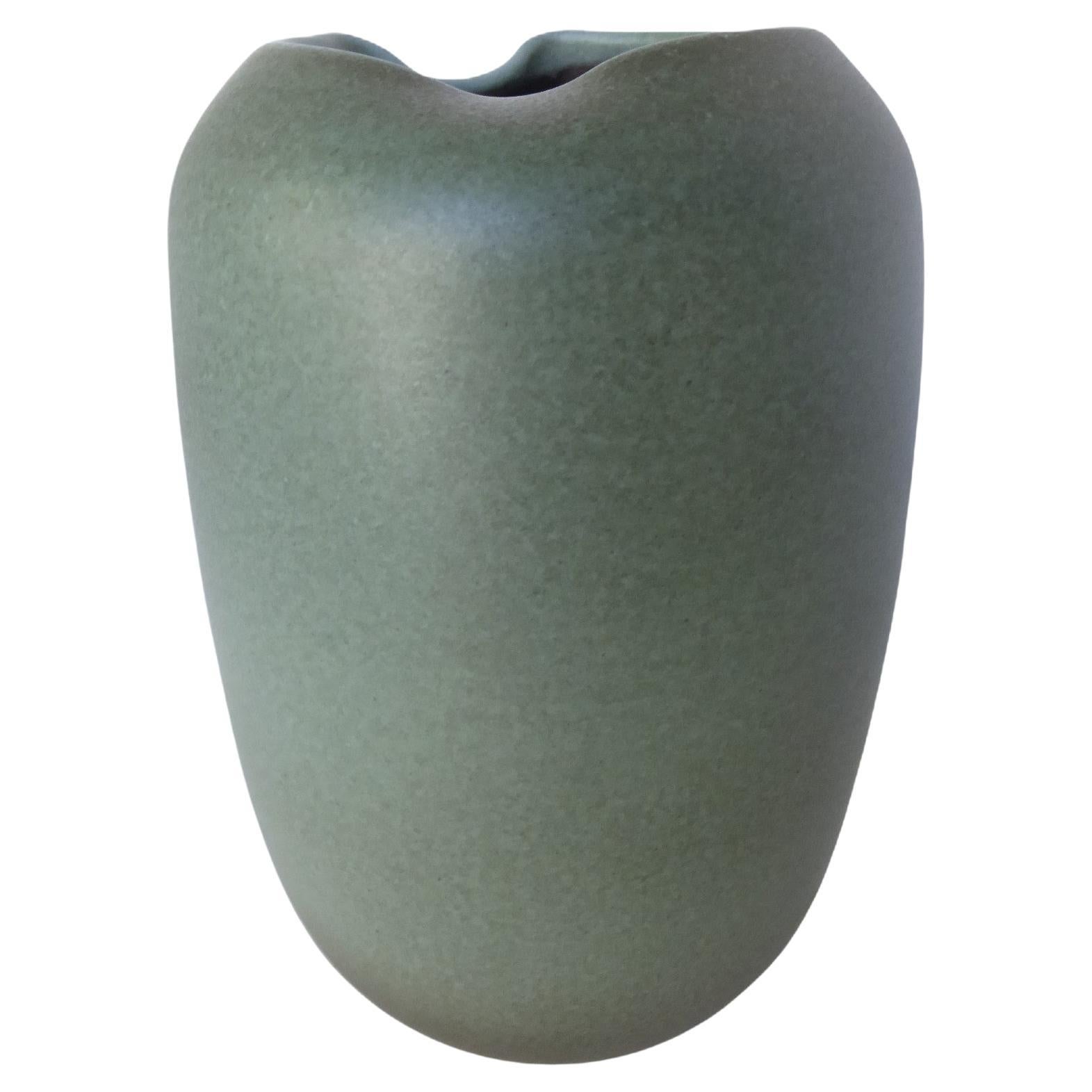 Josep Serra pour Serra Workshop, 1970 Vase moderne à bord pincé.  La glaçure du vase,  d'une couleur bleu-vert mat et l'intérieur d'une couleur bleu vif.  Design/One avec des points de couleur pourpre, certains avec une glaçure appliquée de couleur