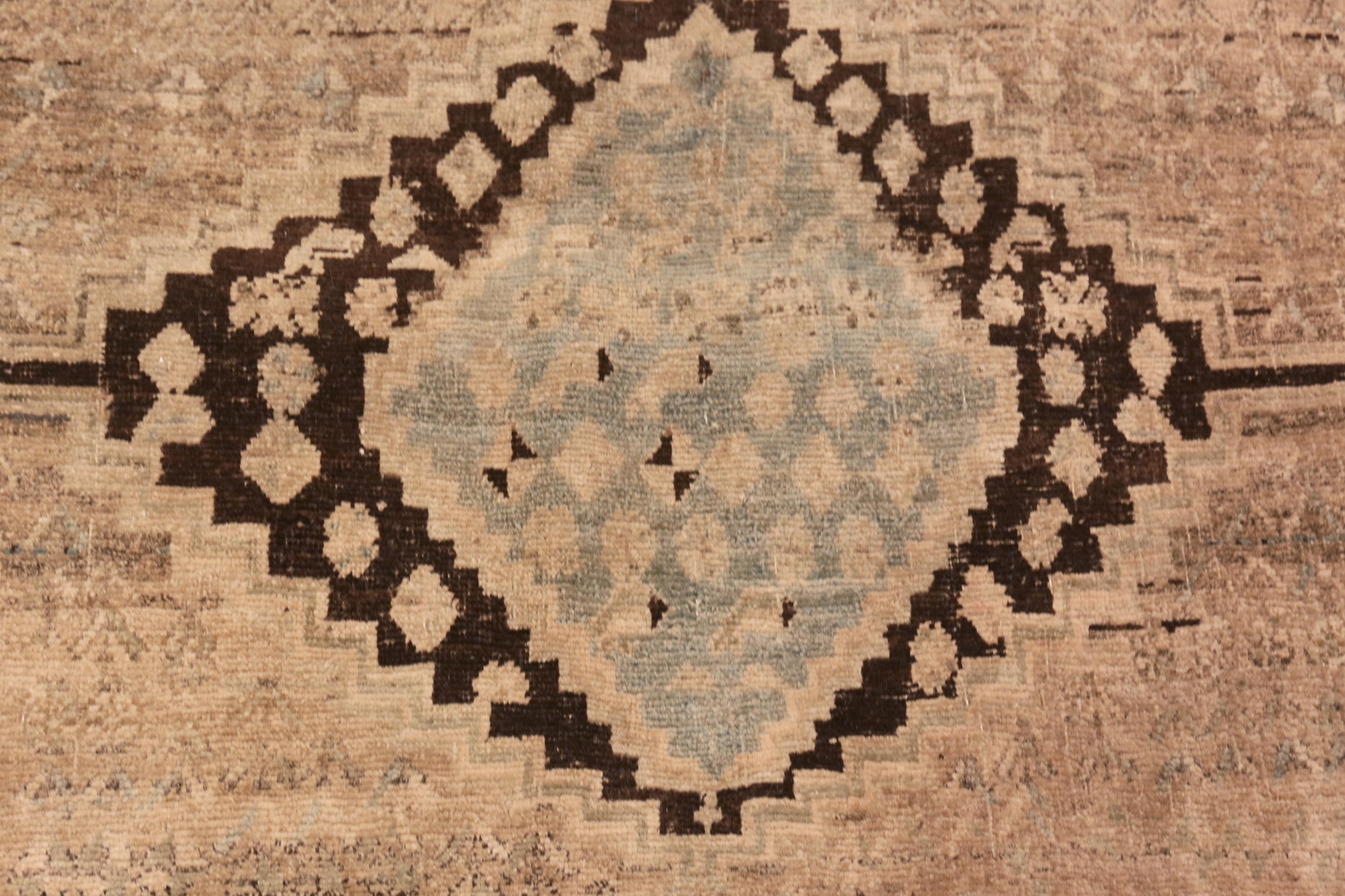 Gallery Size Antique Persian Bidjar Rug 5 ft x 10 ft (1.52 m x 3.05 m) In Good Condition In New York, NY