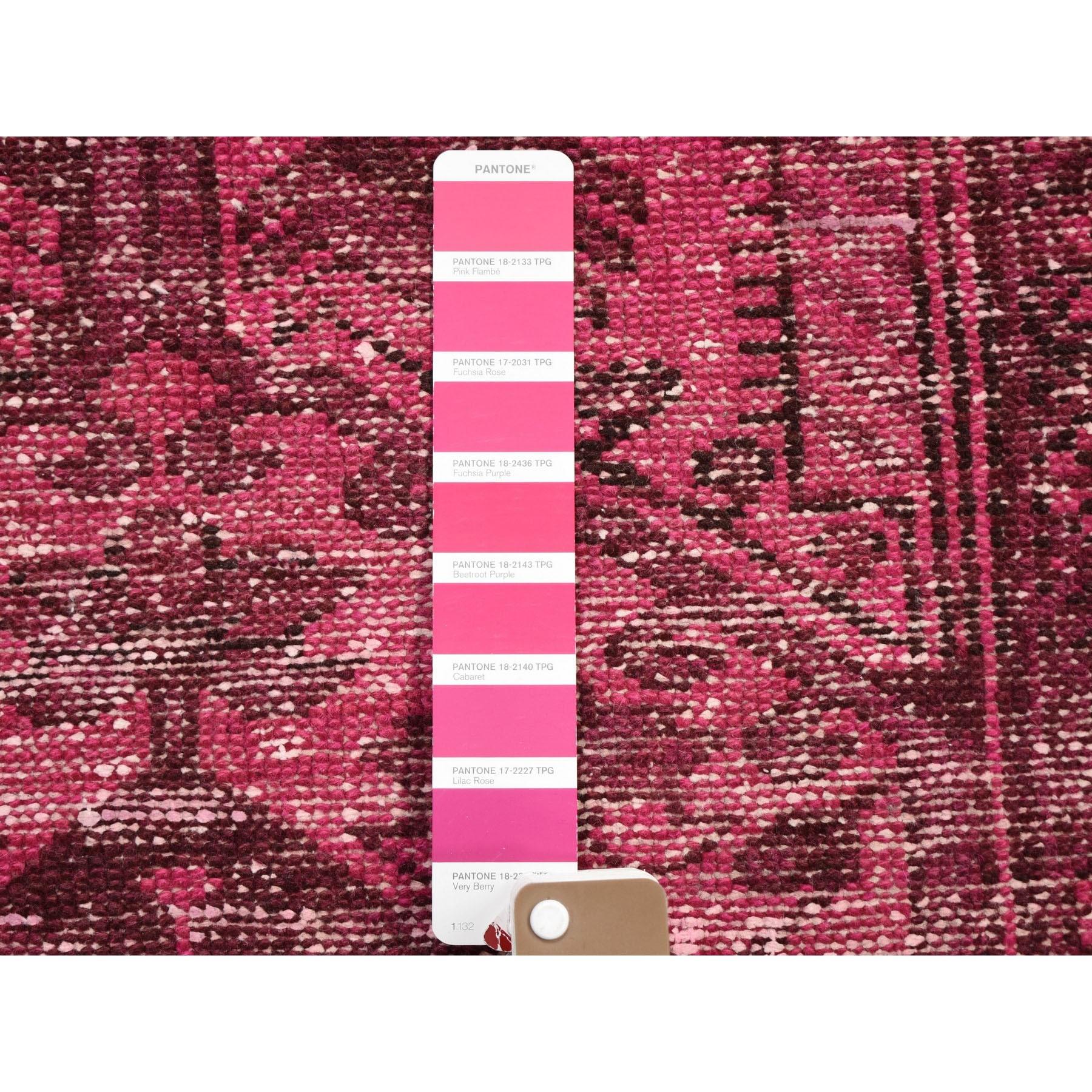 Gallery Größe Rosa Vintage und getragener persischer Bakhtiari handgeknüpfter Wollteppich (Persisch) im Angebot