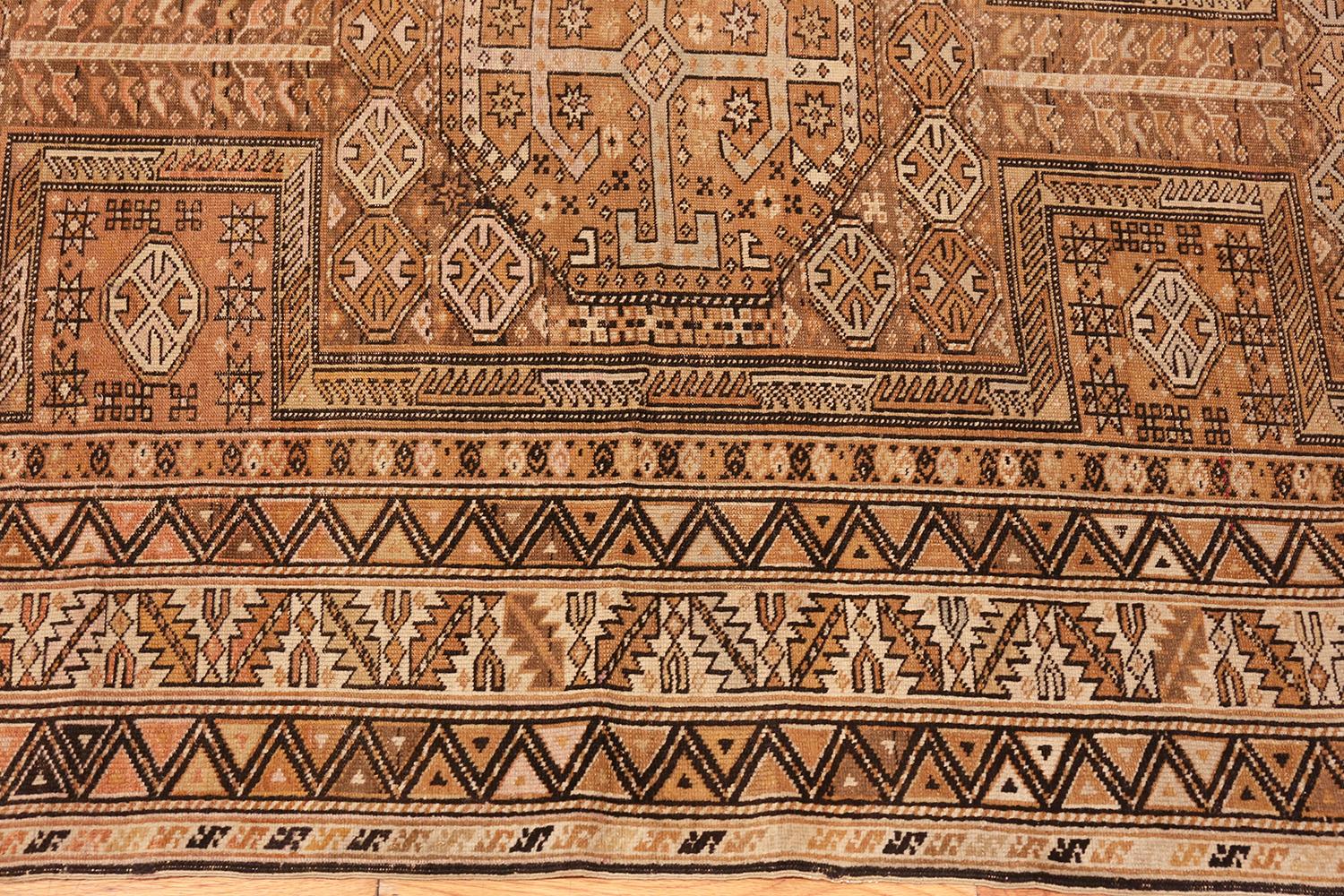 Superbe tapis caucasien antique de type Shirvan, d'origine caucasienne : Caucasien, Circa : 1920 - Taille : 4 ft 3 in x 10 ft 9 in (1,3 m x 3,28 m).