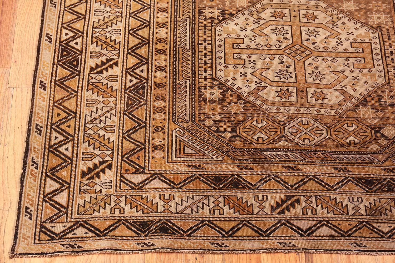 Gallery Size Tribal Antique Caucasian Shirvan Rug. Size: 4 ft 3 in x 10 ft 9 in In Good Condition For Sale In New York, NY