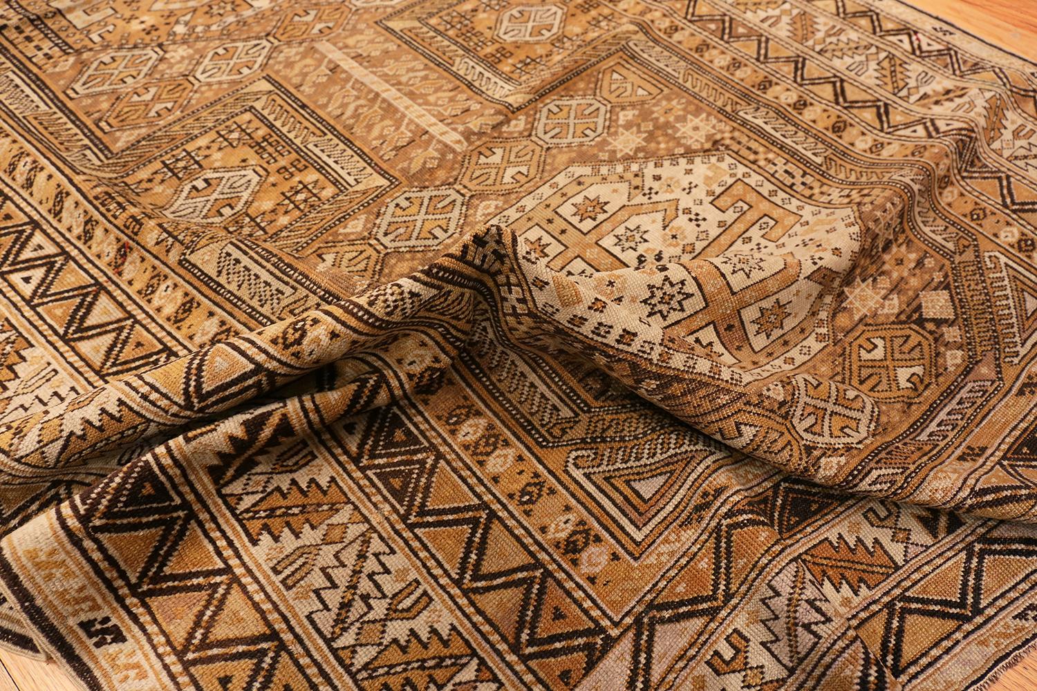 Tapis Shirvan caucasien ancien tribal de taille galerie. Taille : 4 pieds 3 po. x 10 pieds 9 po. Bon état - En vente à New York, NY