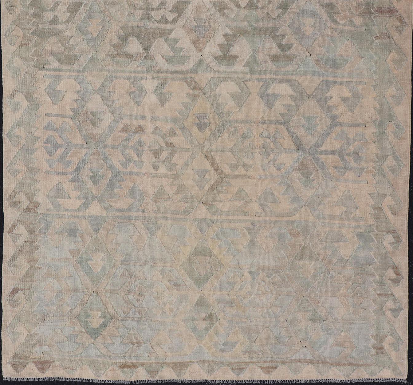 Galerie Kilim turc vintage à tissage plat à motifs tribaux dans des tons terreux en vente 3