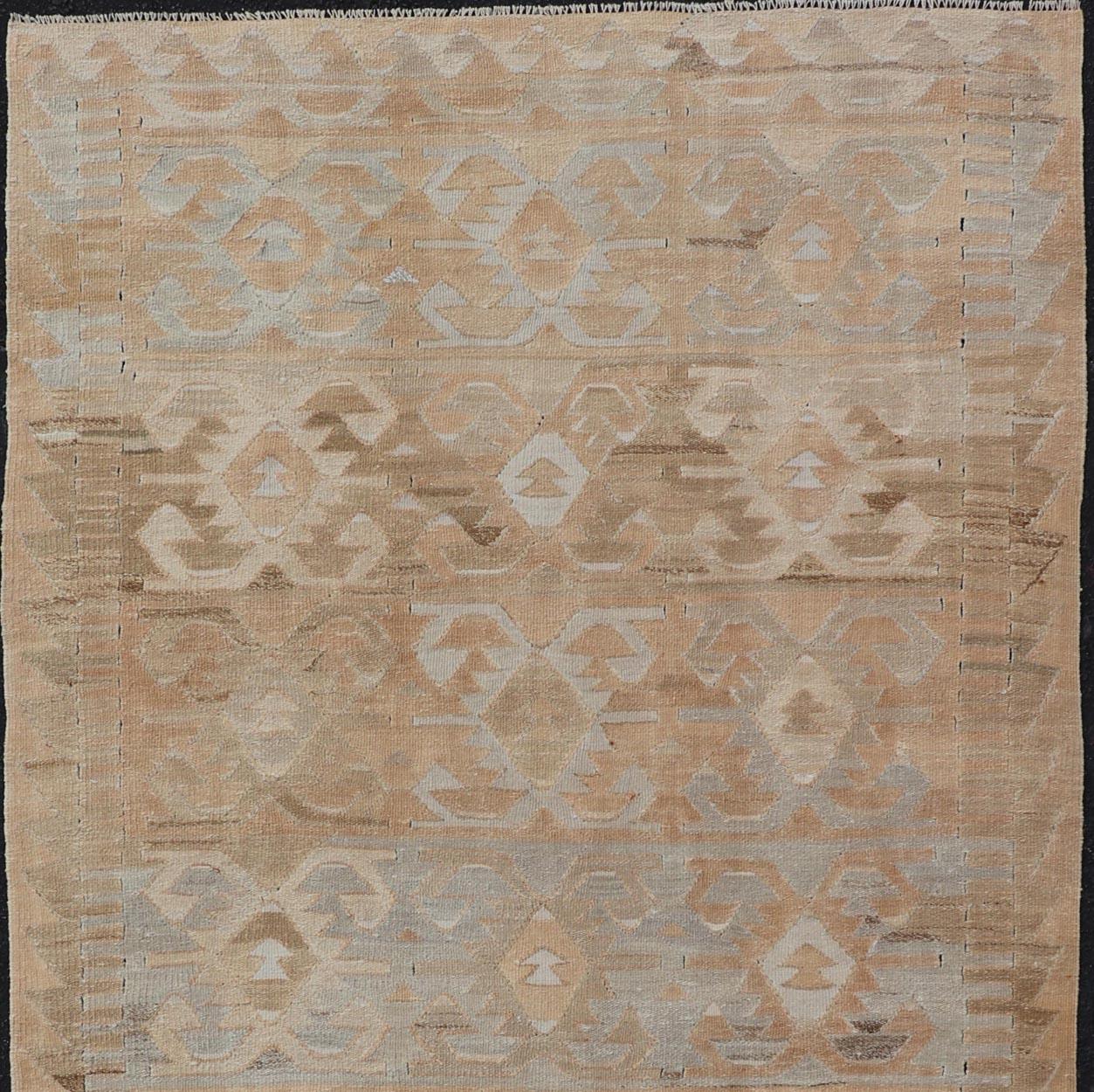 Gallery Turkish Vintage Flachgewebter Stammeskunst-Kelim in erdigen Tönen (Türkisch) im Angebot