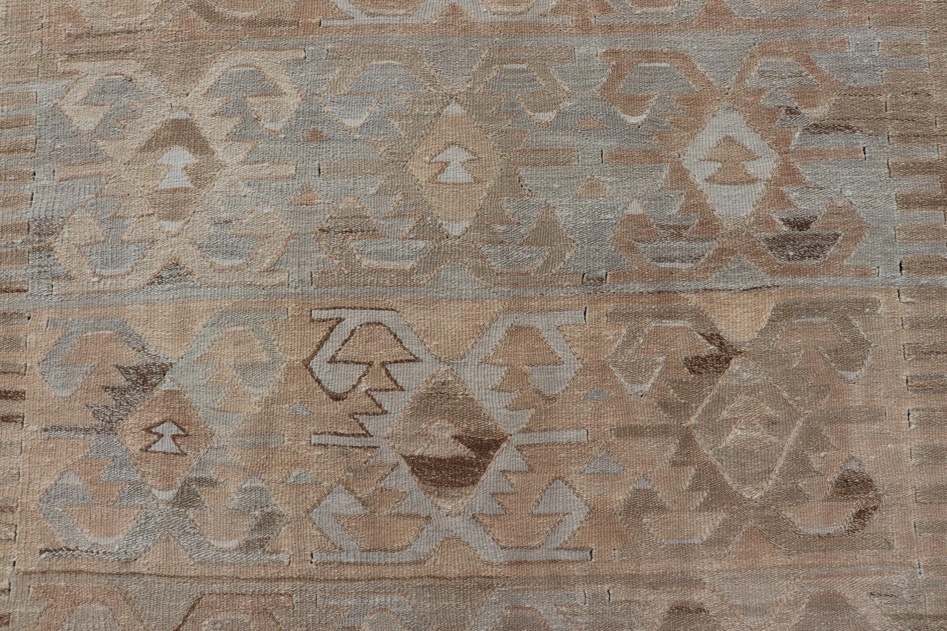 Galerie Kilim turc vintage à tissage plat à motifs tribaux dans des tons terreux en vente 2