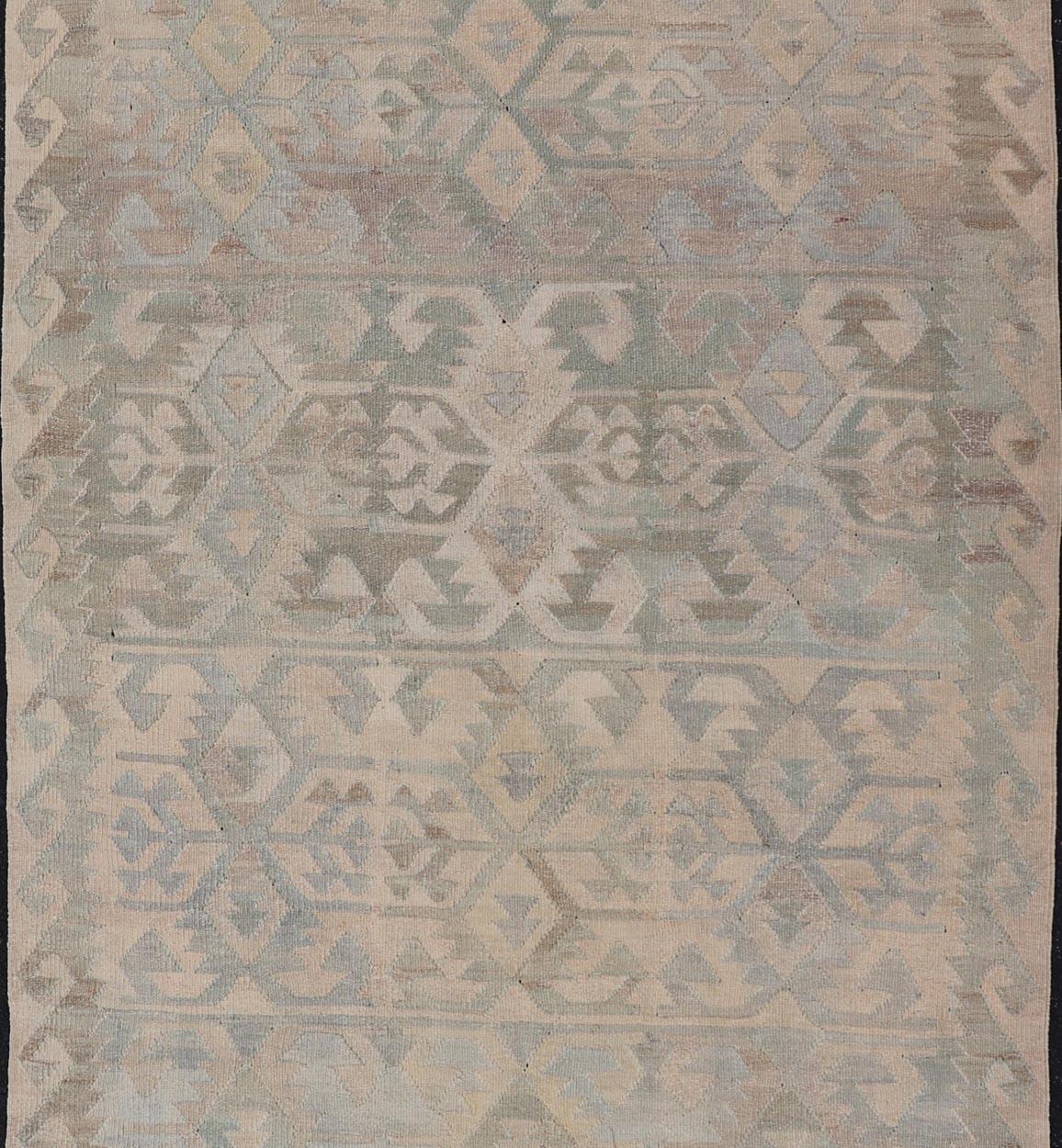 Galerie Kilim turc vintage à tissage plat à motifs tribaux dans des tons terreux en vente 2