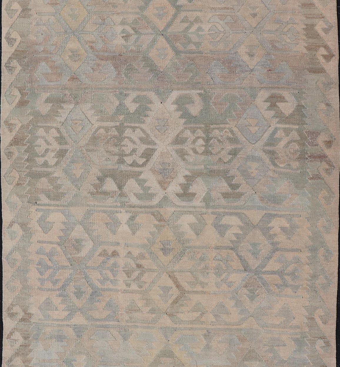 Galerie Kilim turc vintage à tissage plat à motifs tribaux dans des tons terreux en vente 2