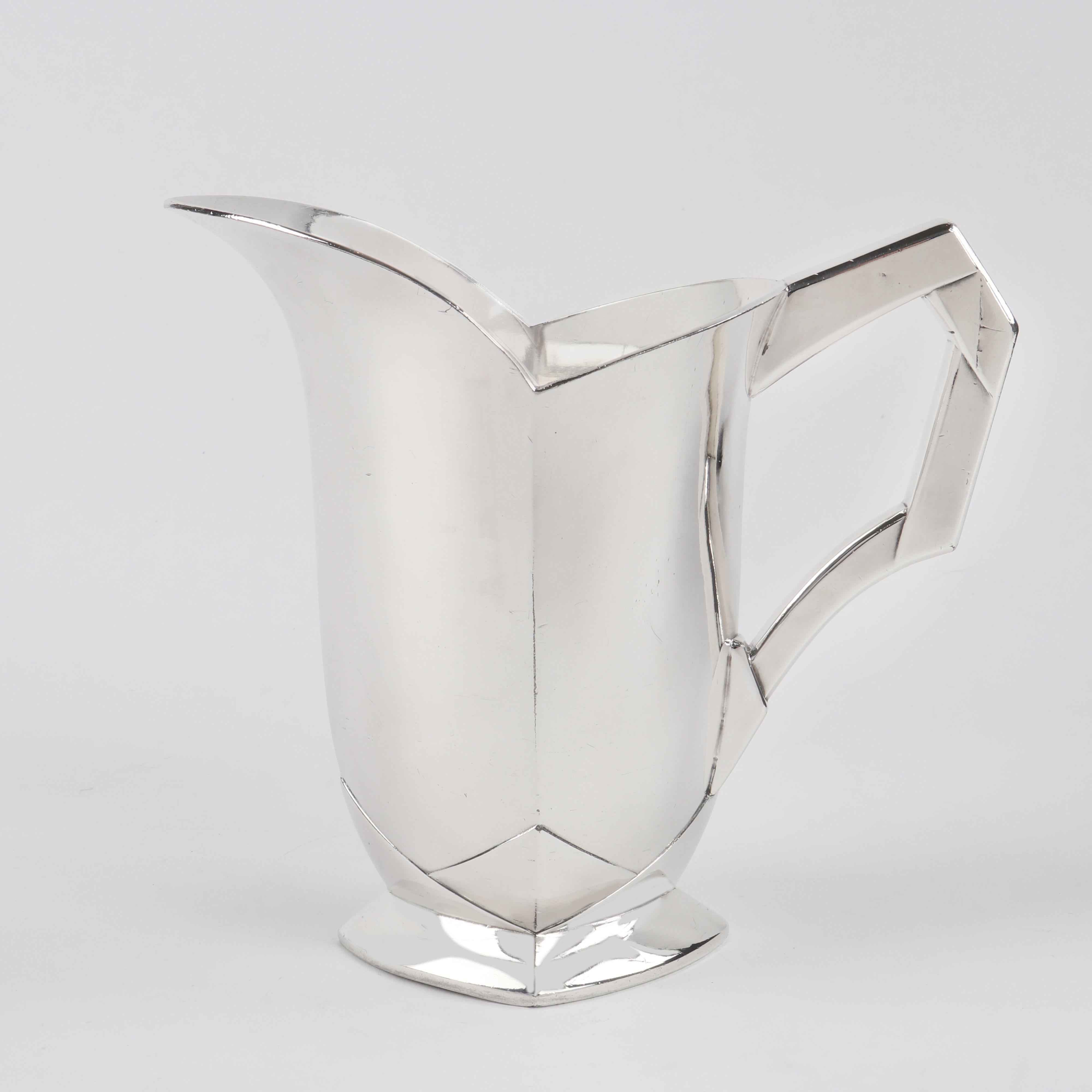Elegant Art Deco metal water pitcher by Louis Süe (1875-1968) & André Mare (1887-1932) for Gallia - Christofle. Silver-plated. Stamped underneath 