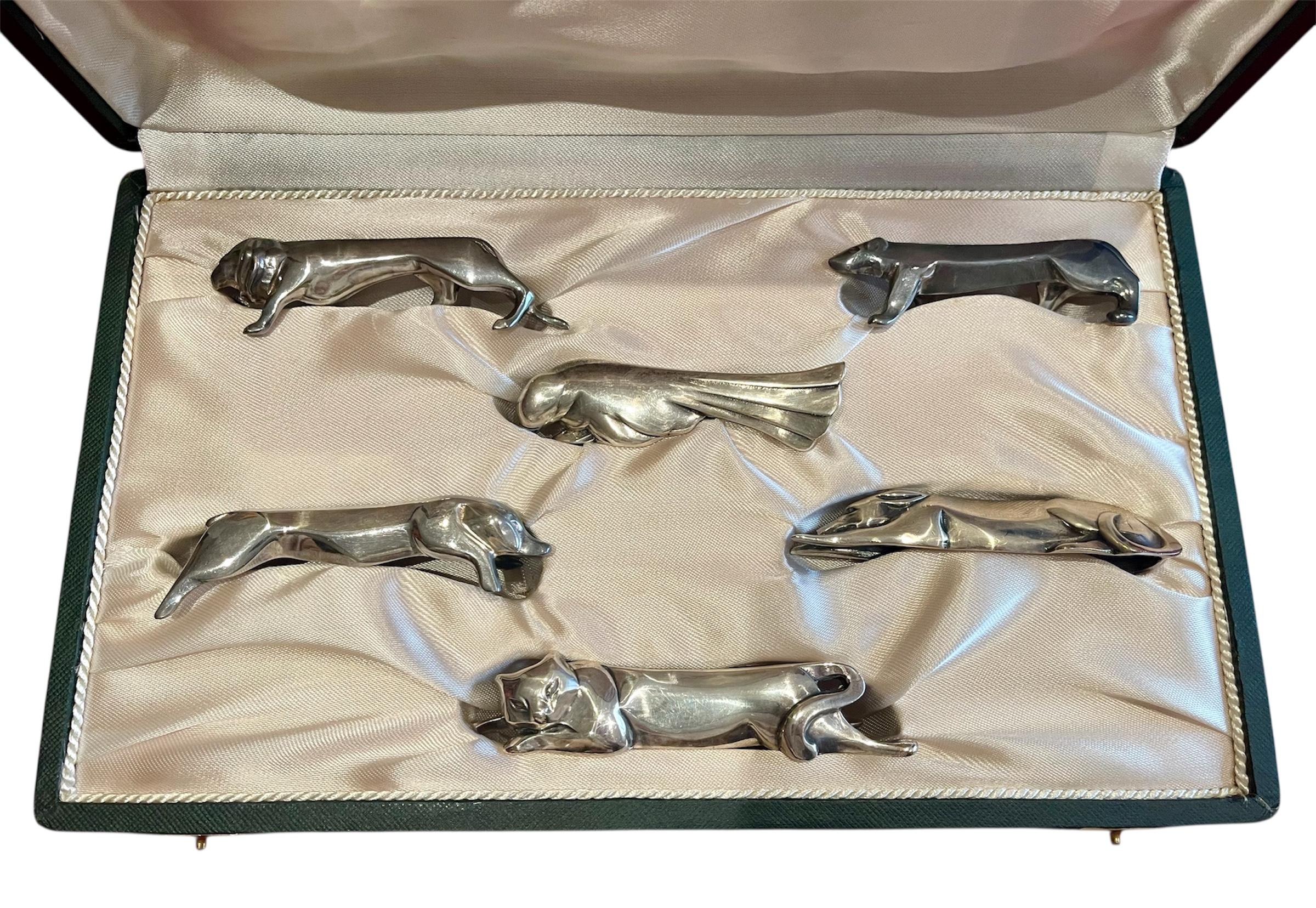 Un ensemble de six repose-couteaux GALLIA en argent plaqué en forme d'animaux par Christofle : chat, cochon, chien, lion, ours et oiseau. Conçu par Marcel Sandoz. 
 
 Dimensions
 Longueur approximative de 10 cm
 Largeur 1.5cm
 Hauteur 2cm