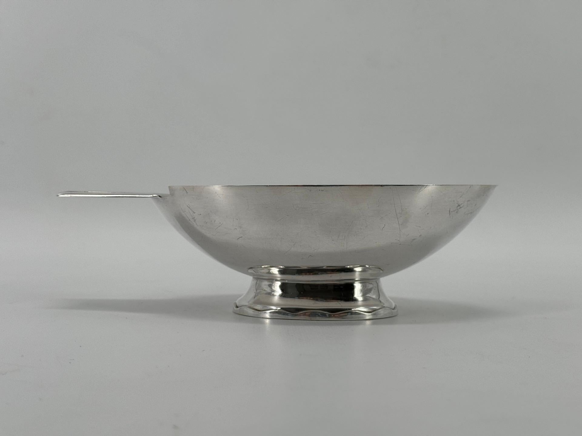 This ‘cygne’ gravy boat was created in 1935 and in the Gallia collection of Christofle. 
Gallia was the creative and avant-garde production collection of the famous Christofle house. 

This model is hallmarked GALLIA France Production Christofle, an